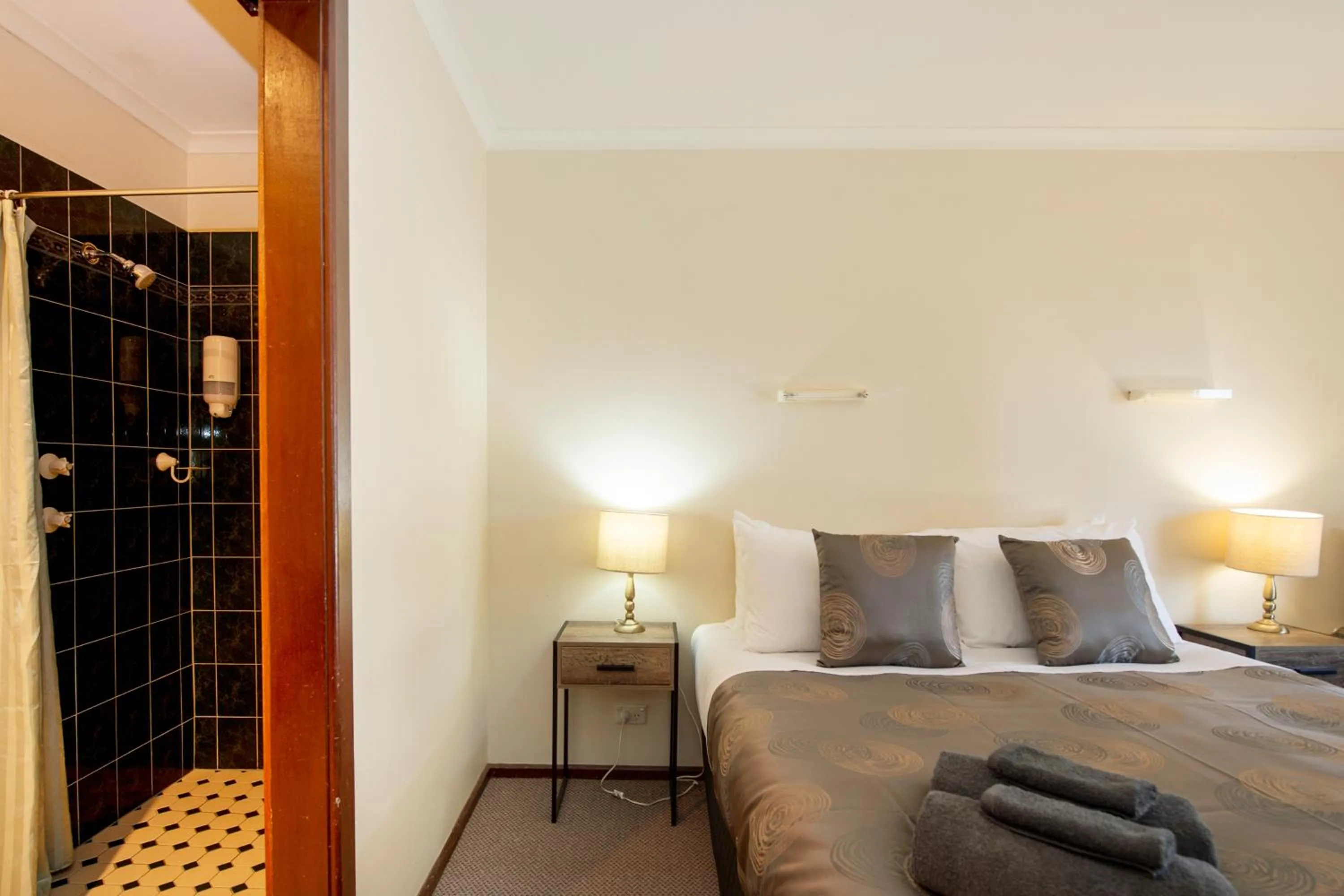 Bed in Ardrossan Hotel Motel