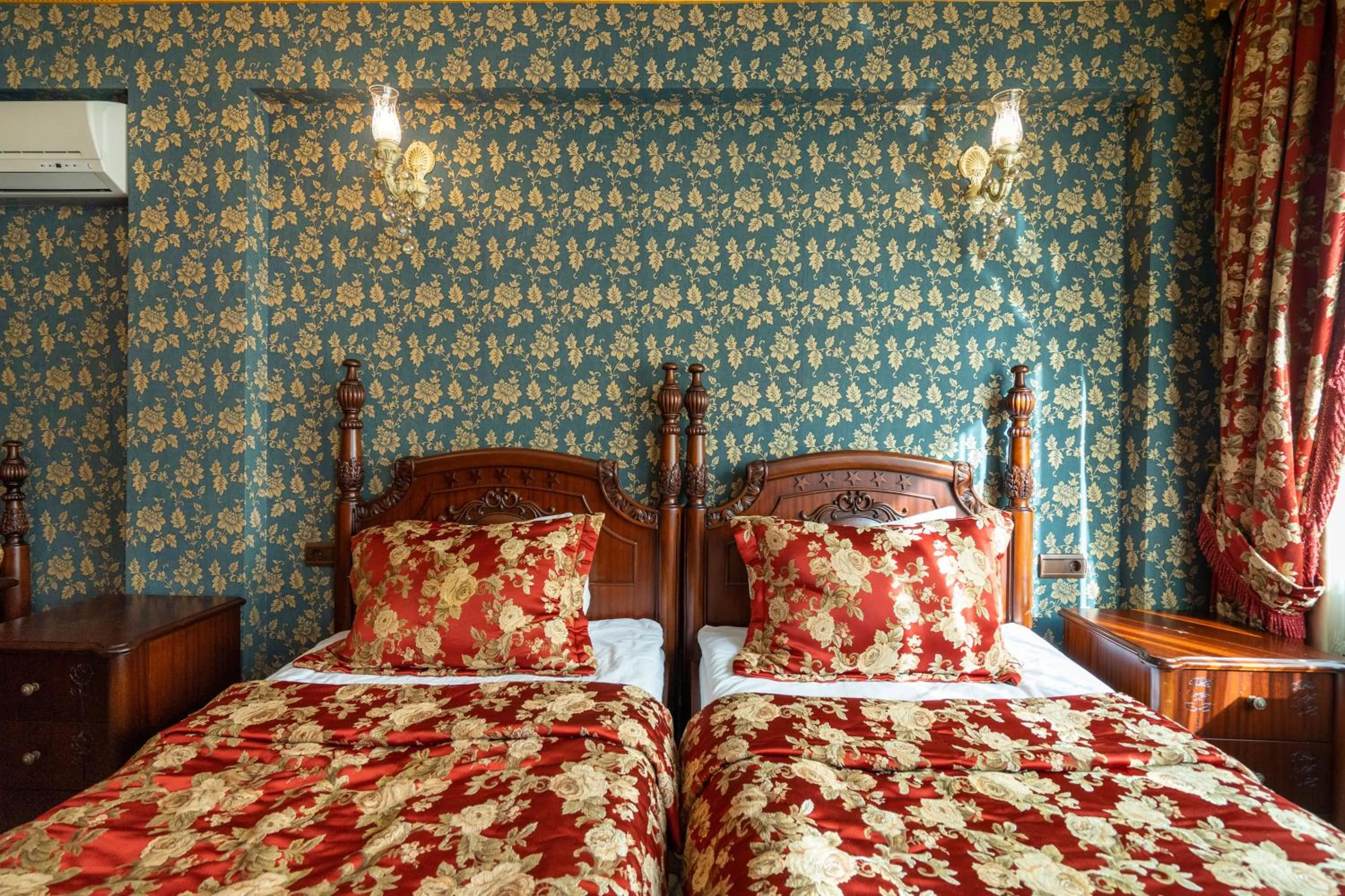 Bed in The First Ottoman Apartments