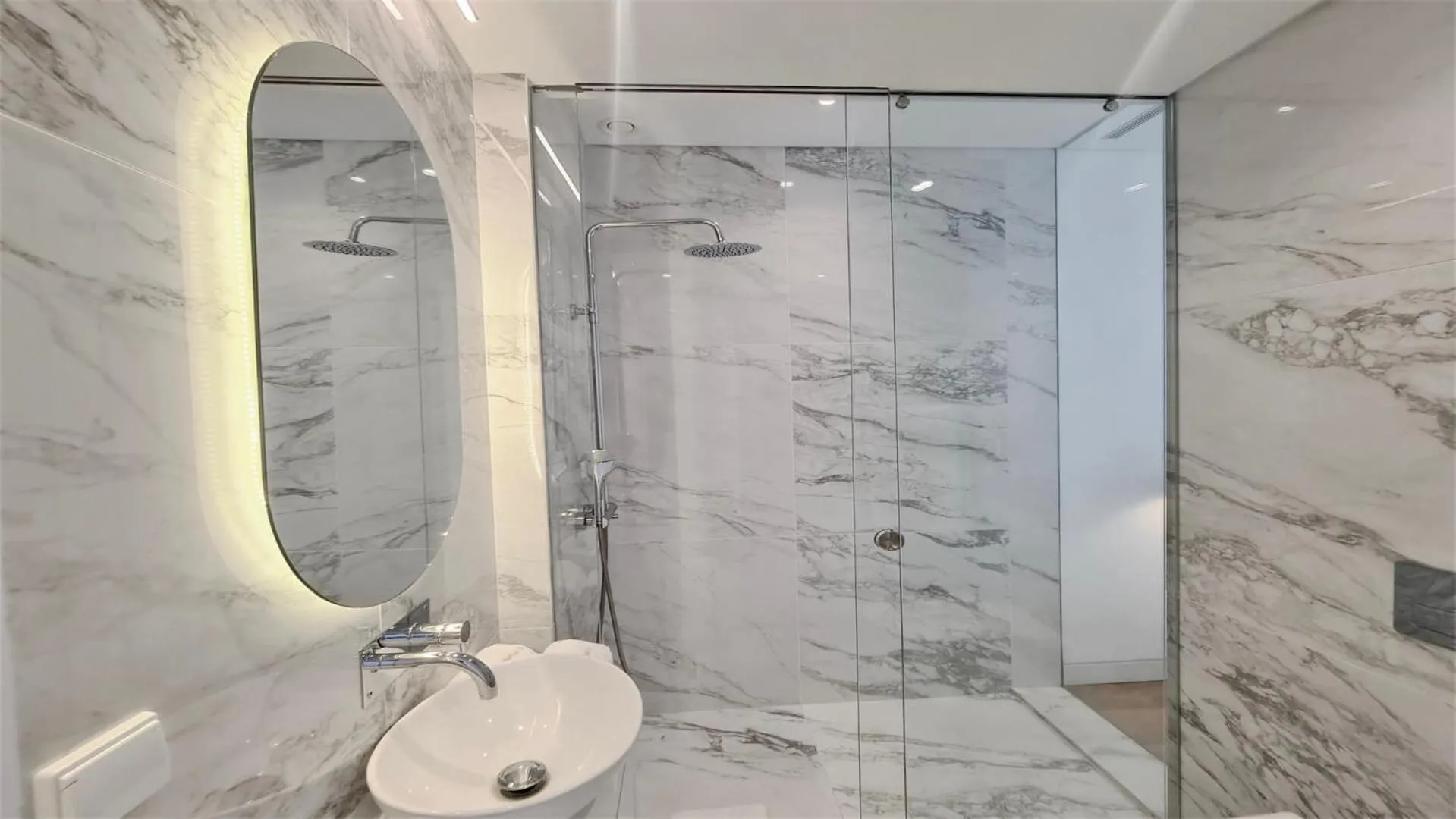 Bathroom in Lake24 CD256- CleverDetails, 3 bedroom apartment, sleeps 6, near to Falesia Beach and the Marina