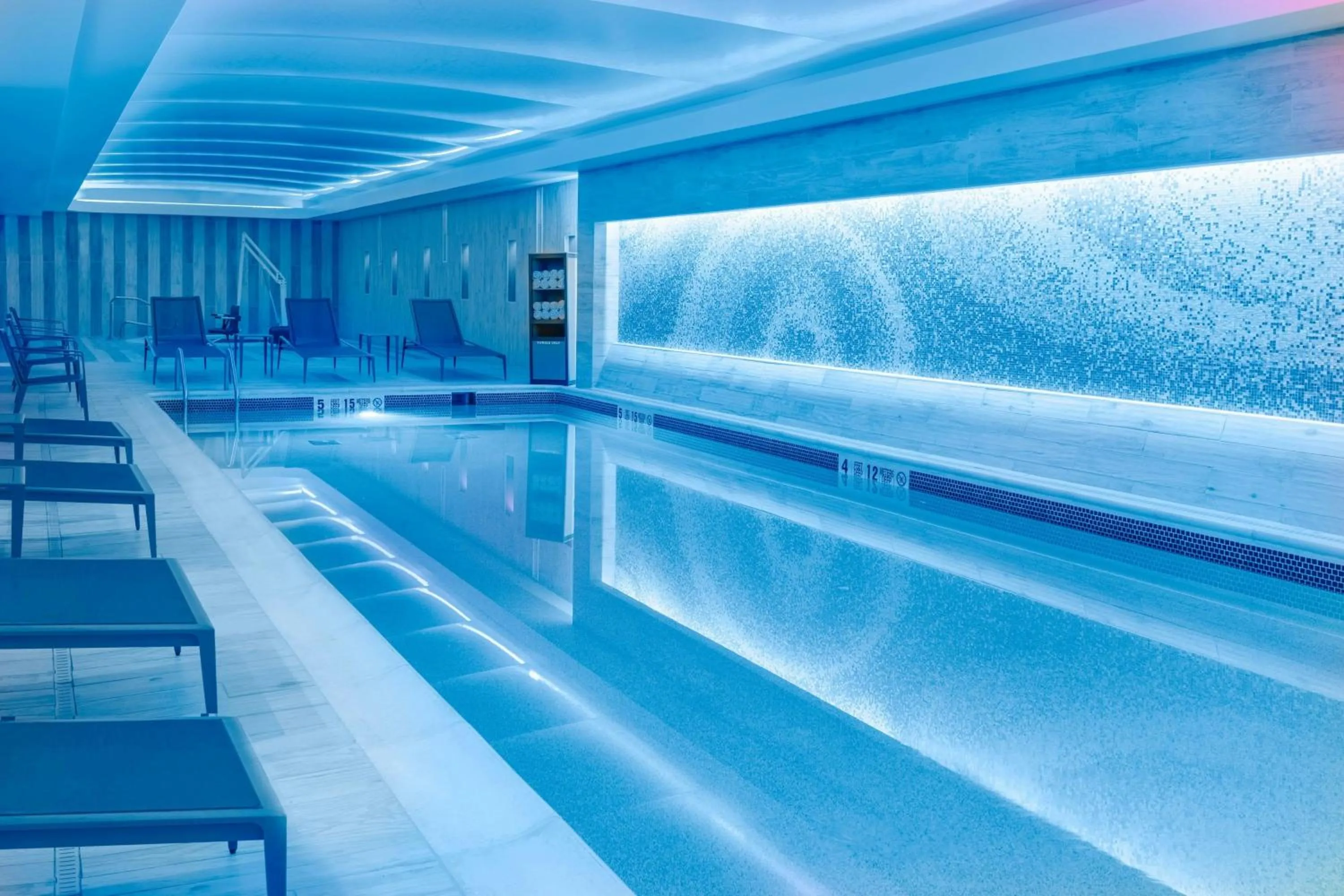 Swimming pool in Courtyard by Marriott Buffalo Downtown/Canalside