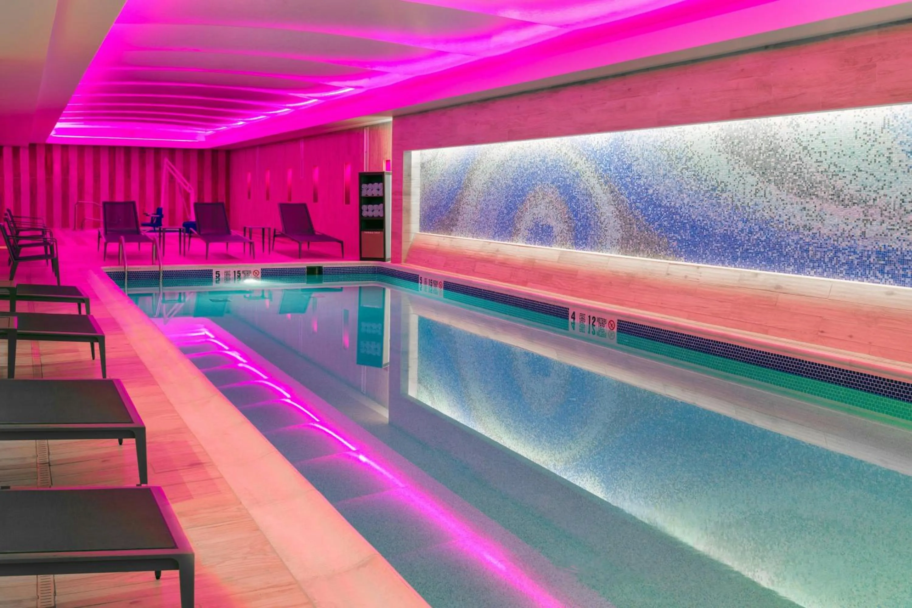 Swimming pool in Courtyard by Marriott Buffalo Downtown/Canalside