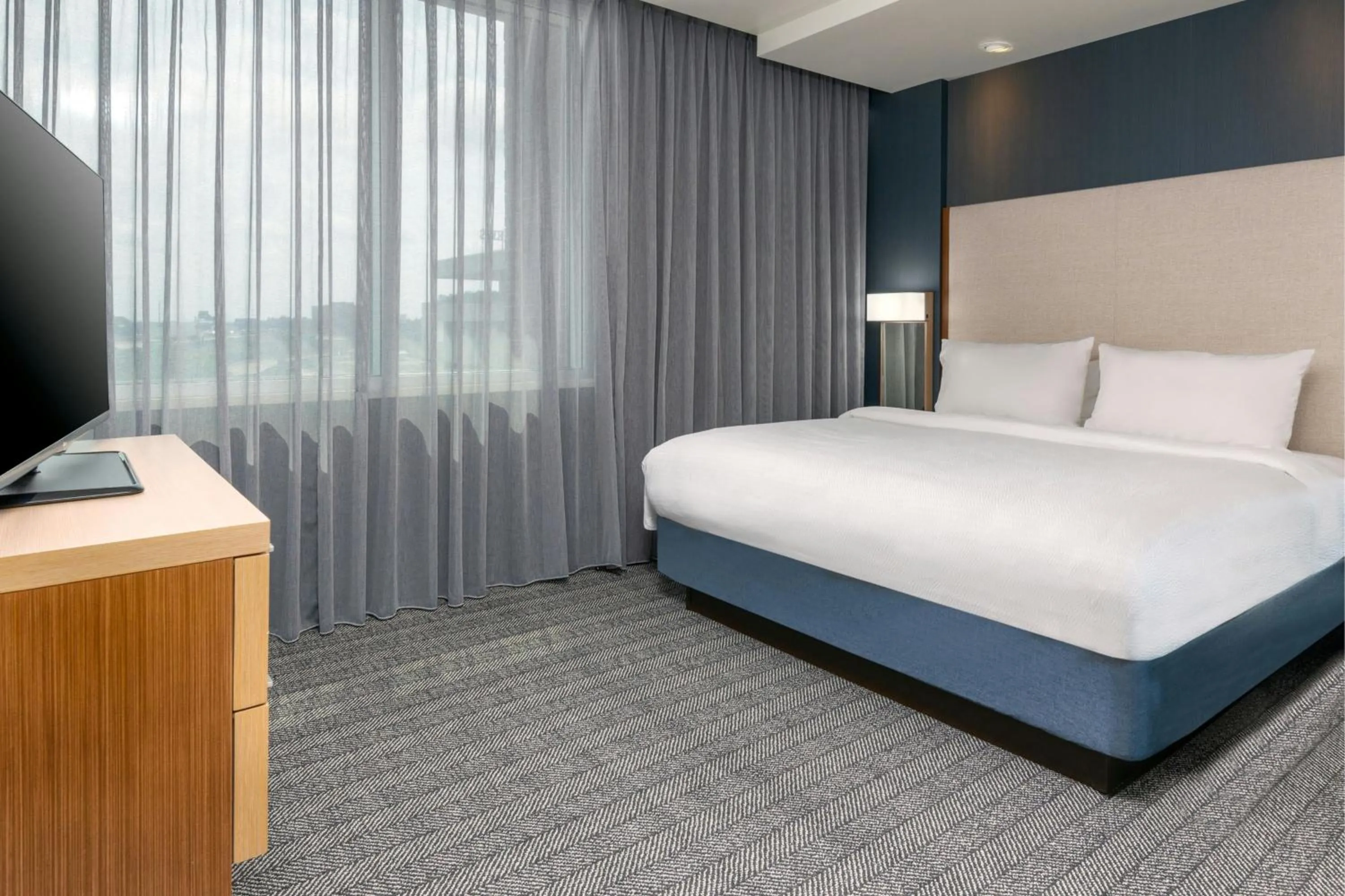 Photo of the whole room, Bed in Courtyard by Marriott Buffalo Downtown/Canalside