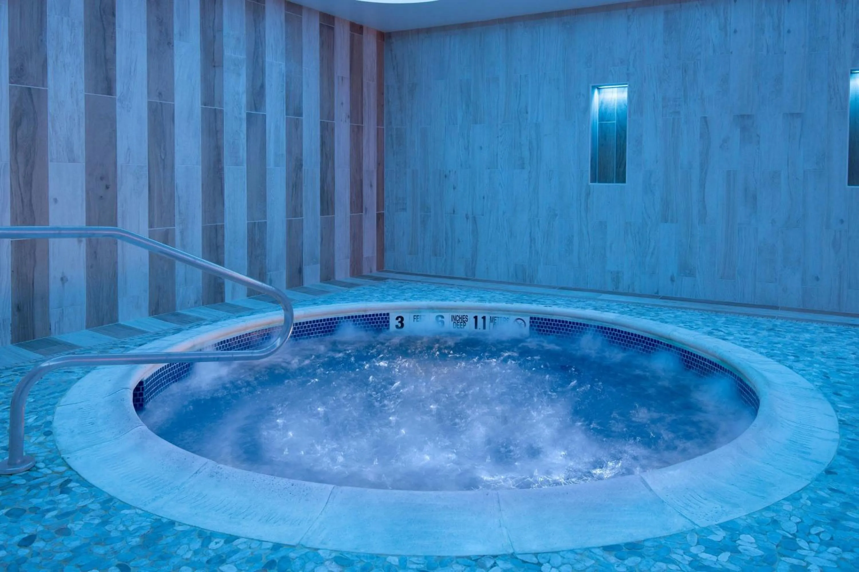 Swimming pool in Courtyard by Marriott Buffalo Downtown/Canalside