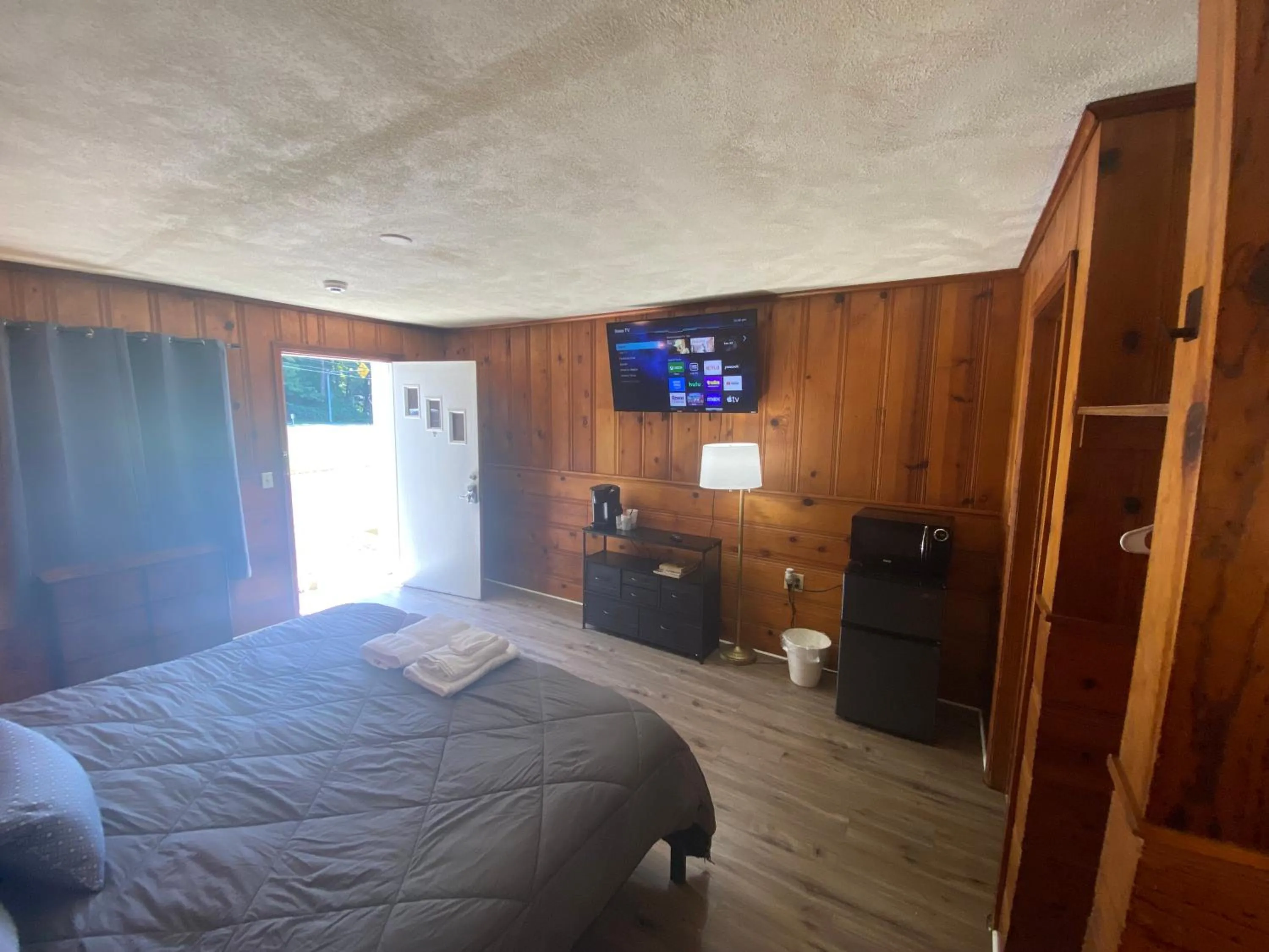 Bedroom, Bed in Heart of the Berkshires Motel