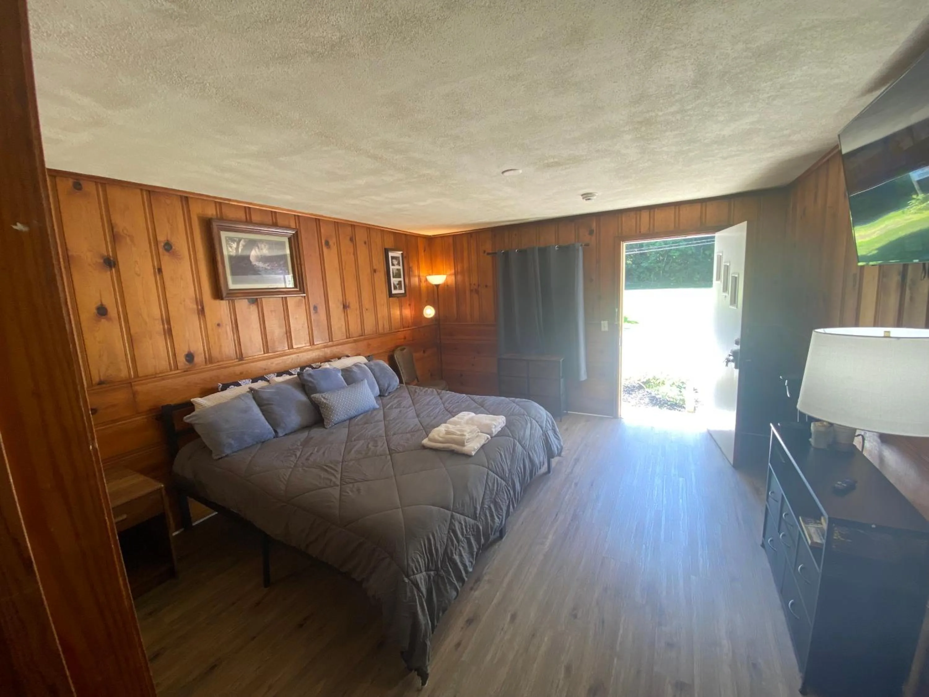Bedroom, Bed in Heart of the Berkshires Motel