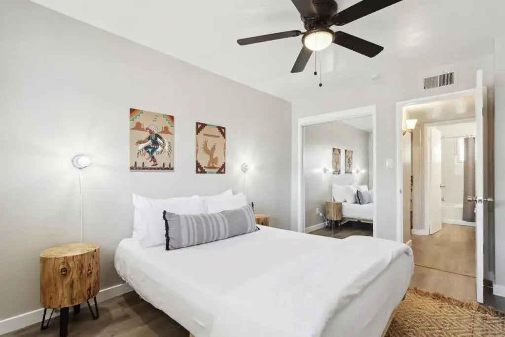 Bed in Viridian Biltmore Villa with Pool Bed in Viridian Biltmore Villa with Pool
