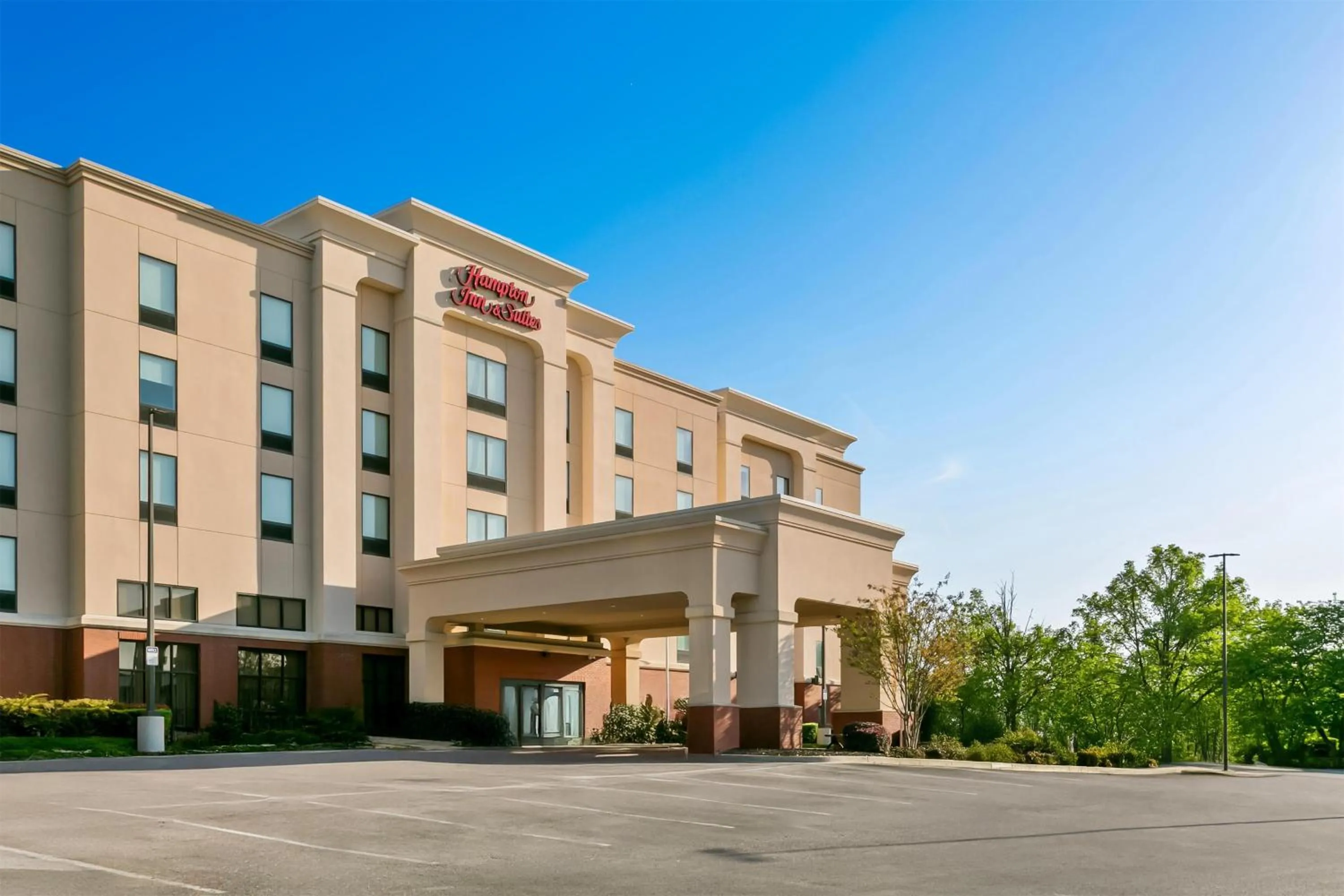 Property building in Hampton Inn & Suites Baltimore/Woodlawn