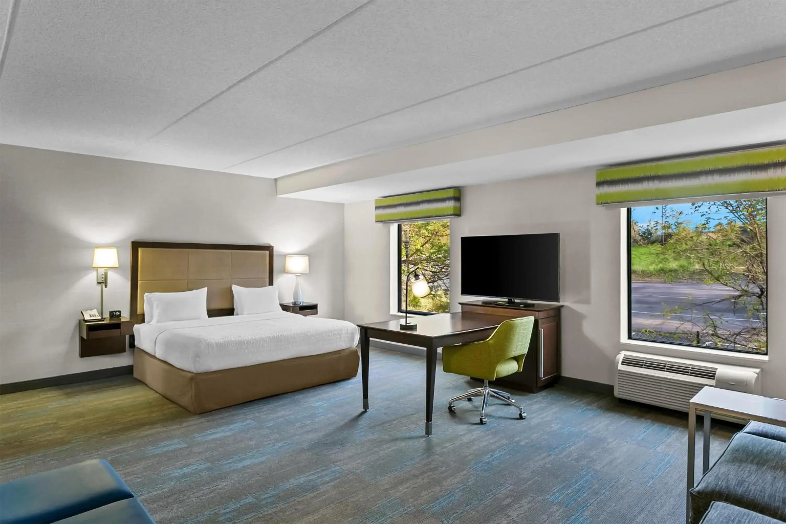 Bedroom, Bed in Hampton Inn & Suites Baltimore/Woodlawn Bedroom, Bed in Hampton Inn & Suites Baltimore/Woodlawn