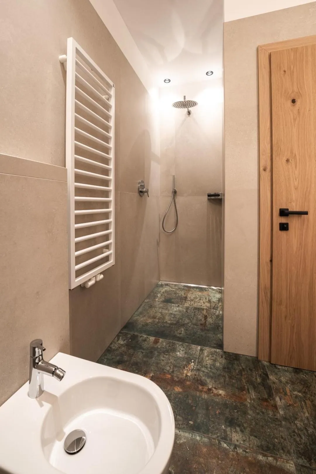 Shower, Bed in Aparthotel Zum Schlössl