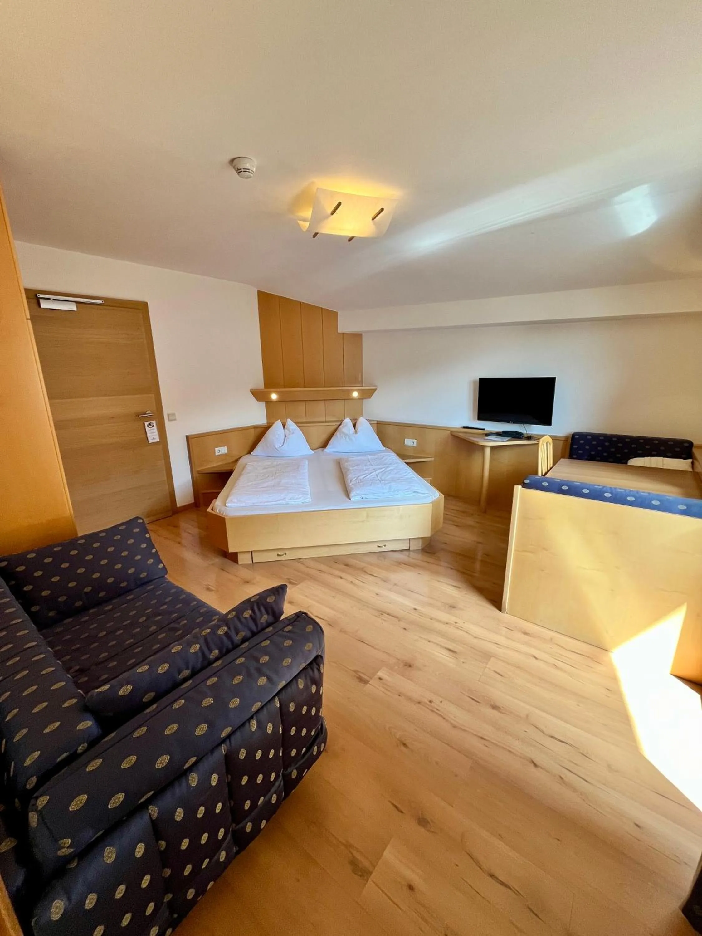 Living room, Bed in Hotel Gasthof Kircher