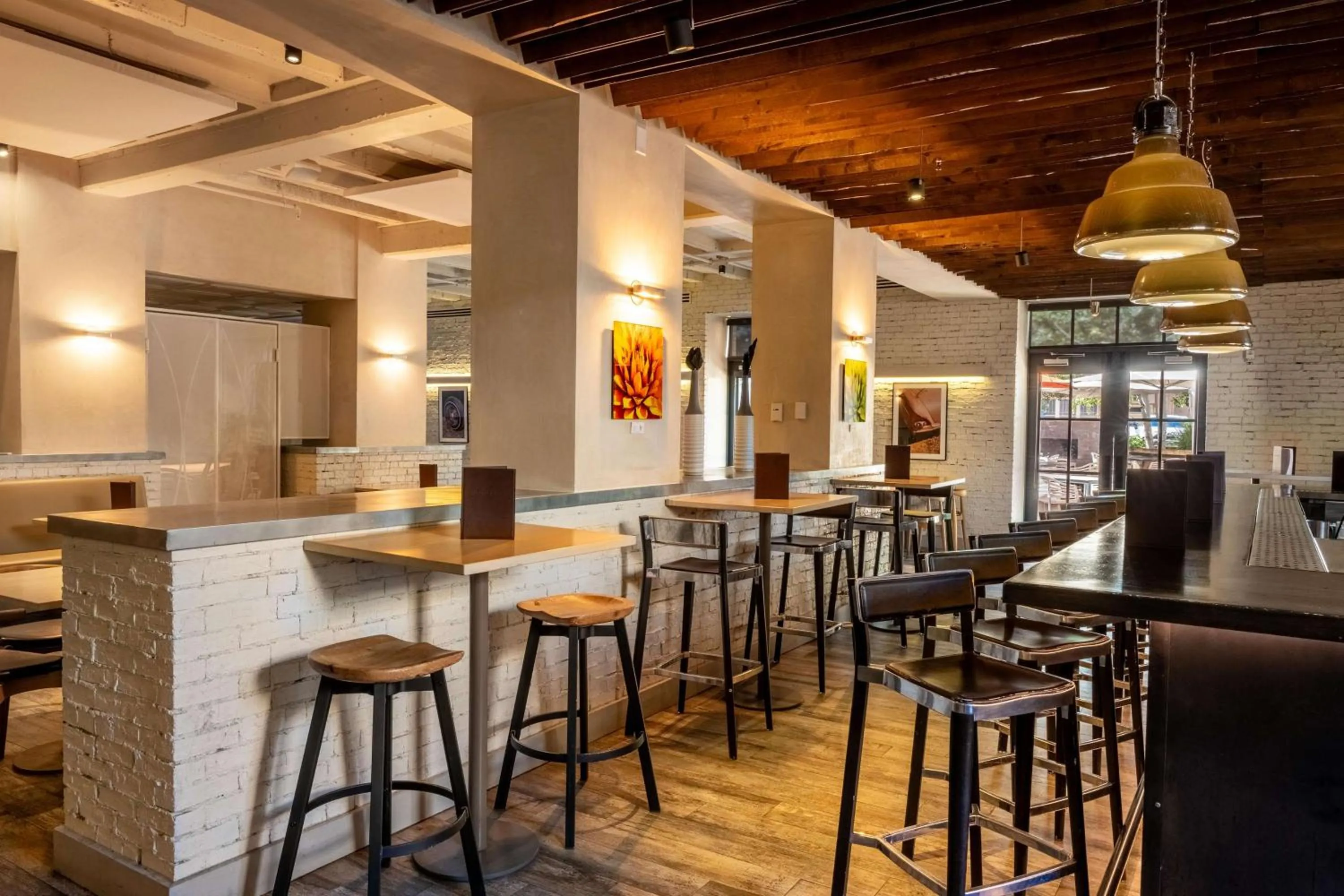 Lounge or bar in Drury Plaza Hotel in Santa Fe