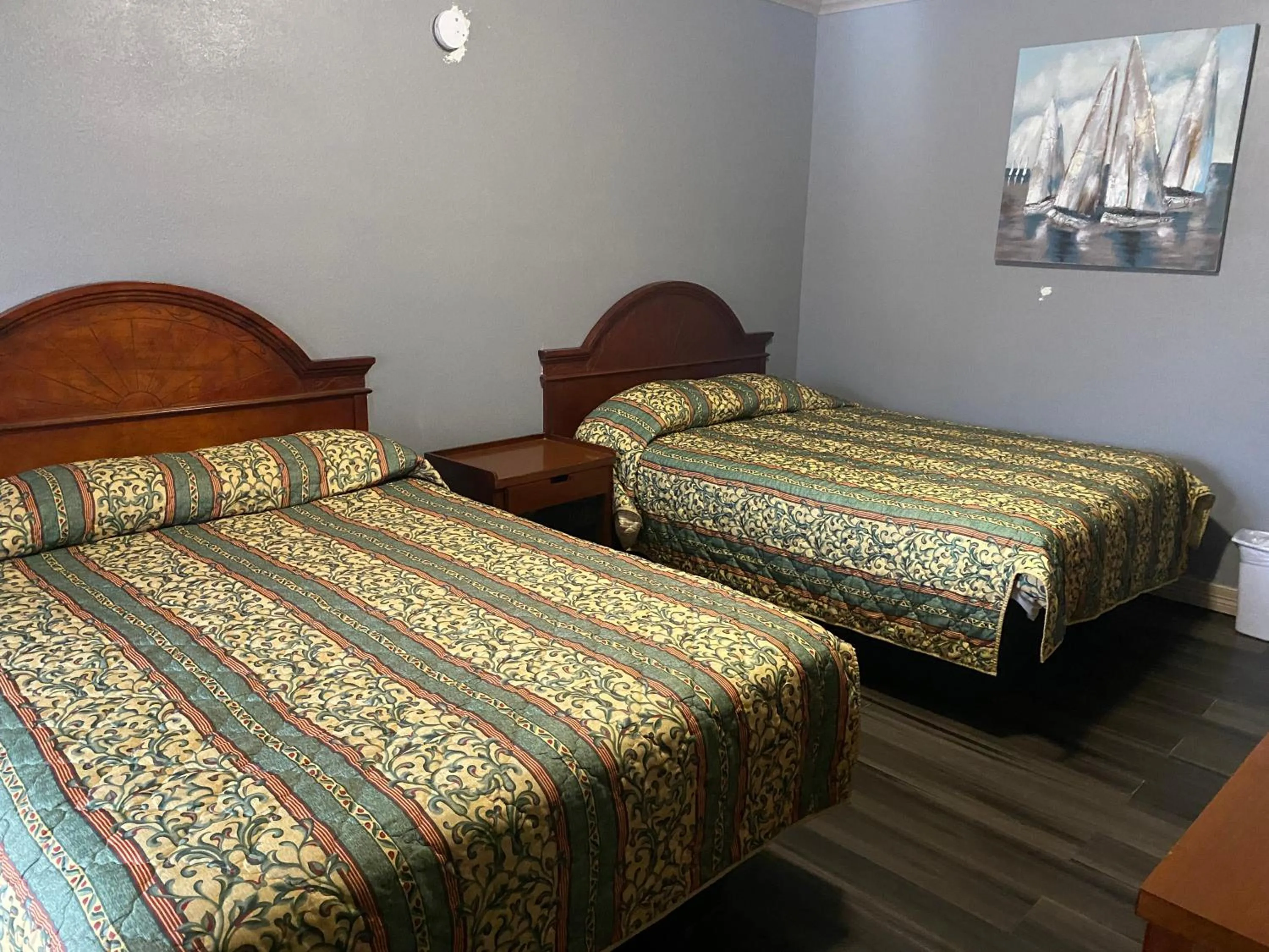 Bed in Surf Motel and Apartments