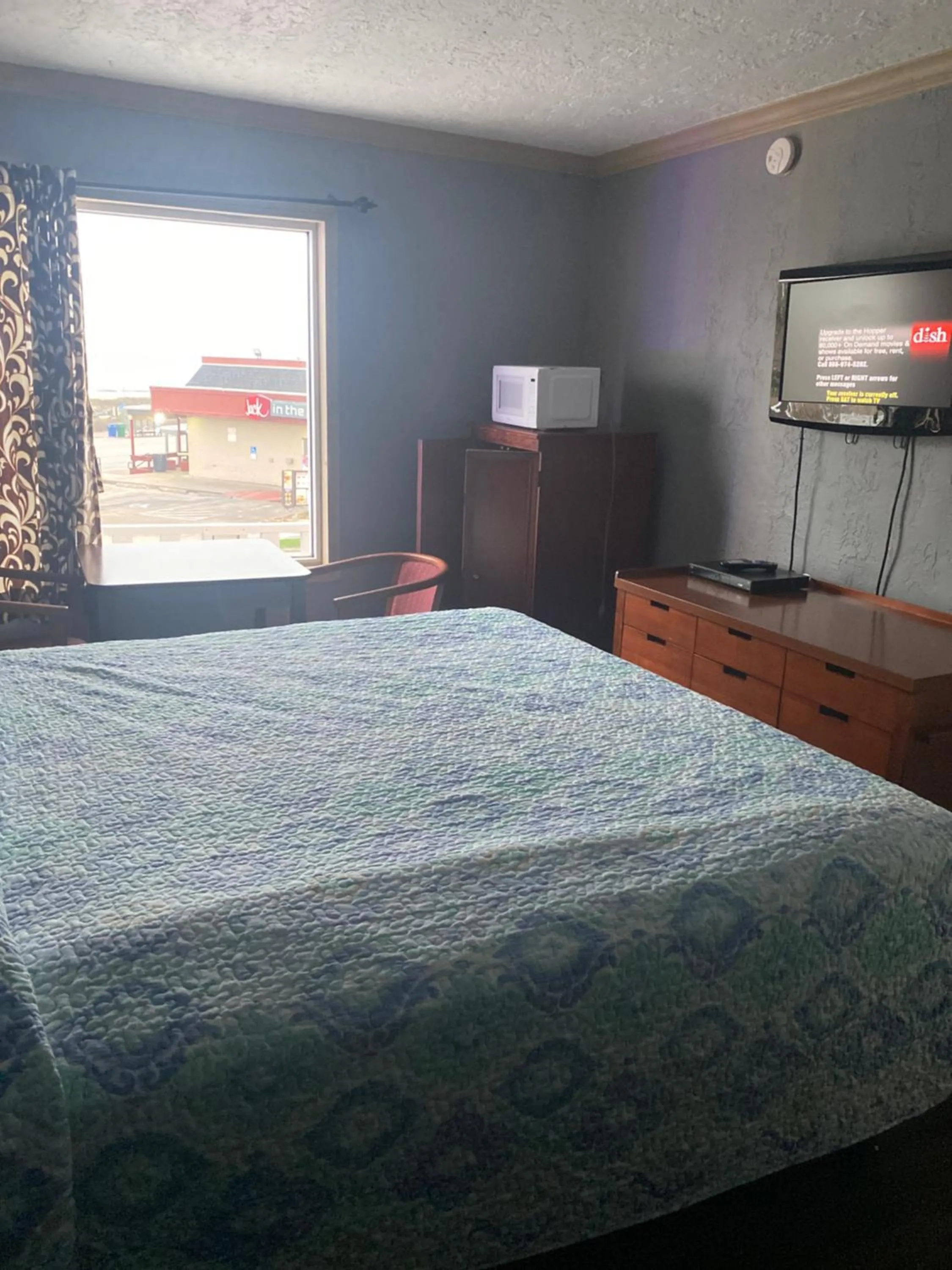 Bed in Surf Motel and Apartments