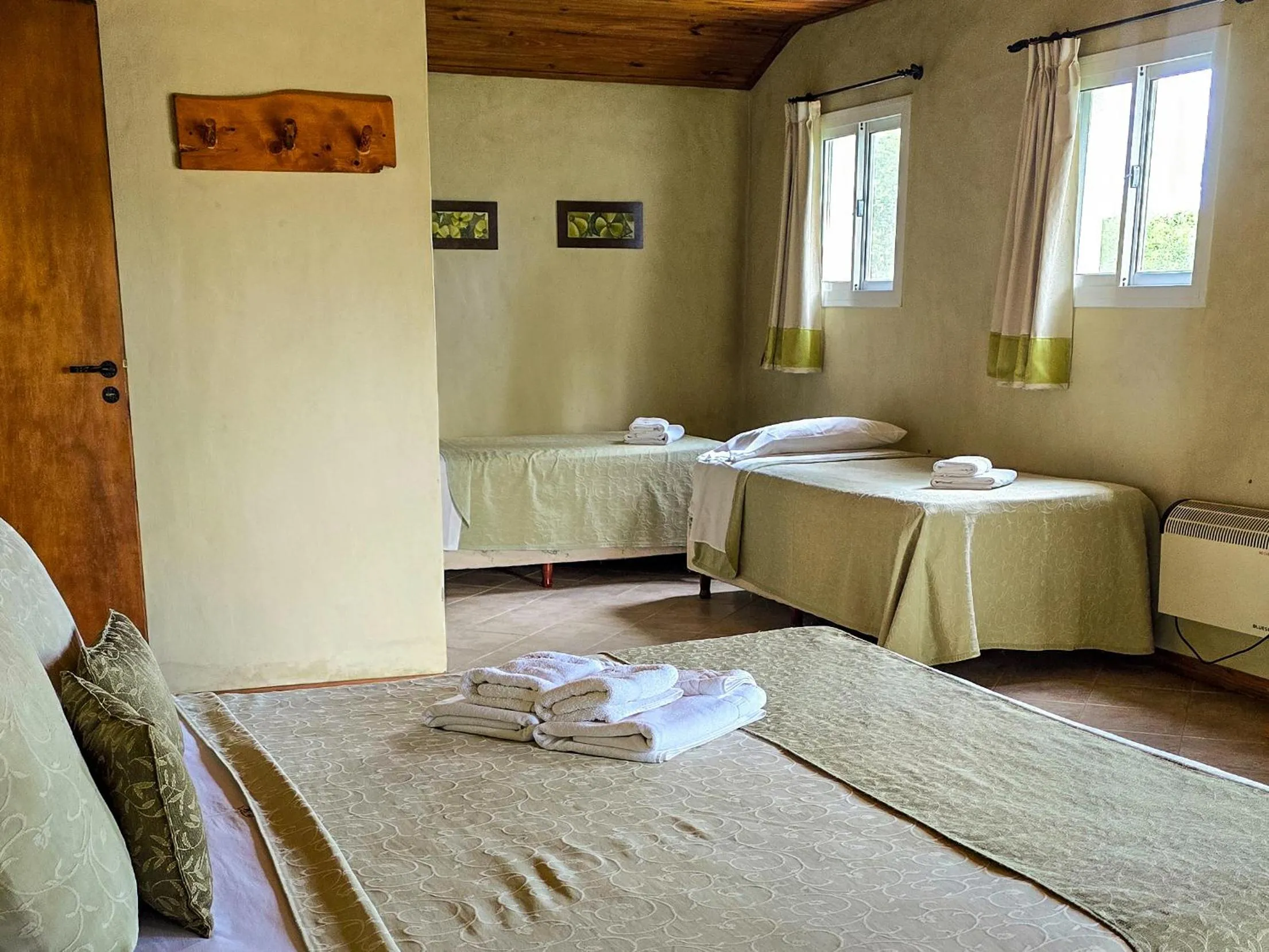 Photo of the whole room, Bed in Posada Quellen