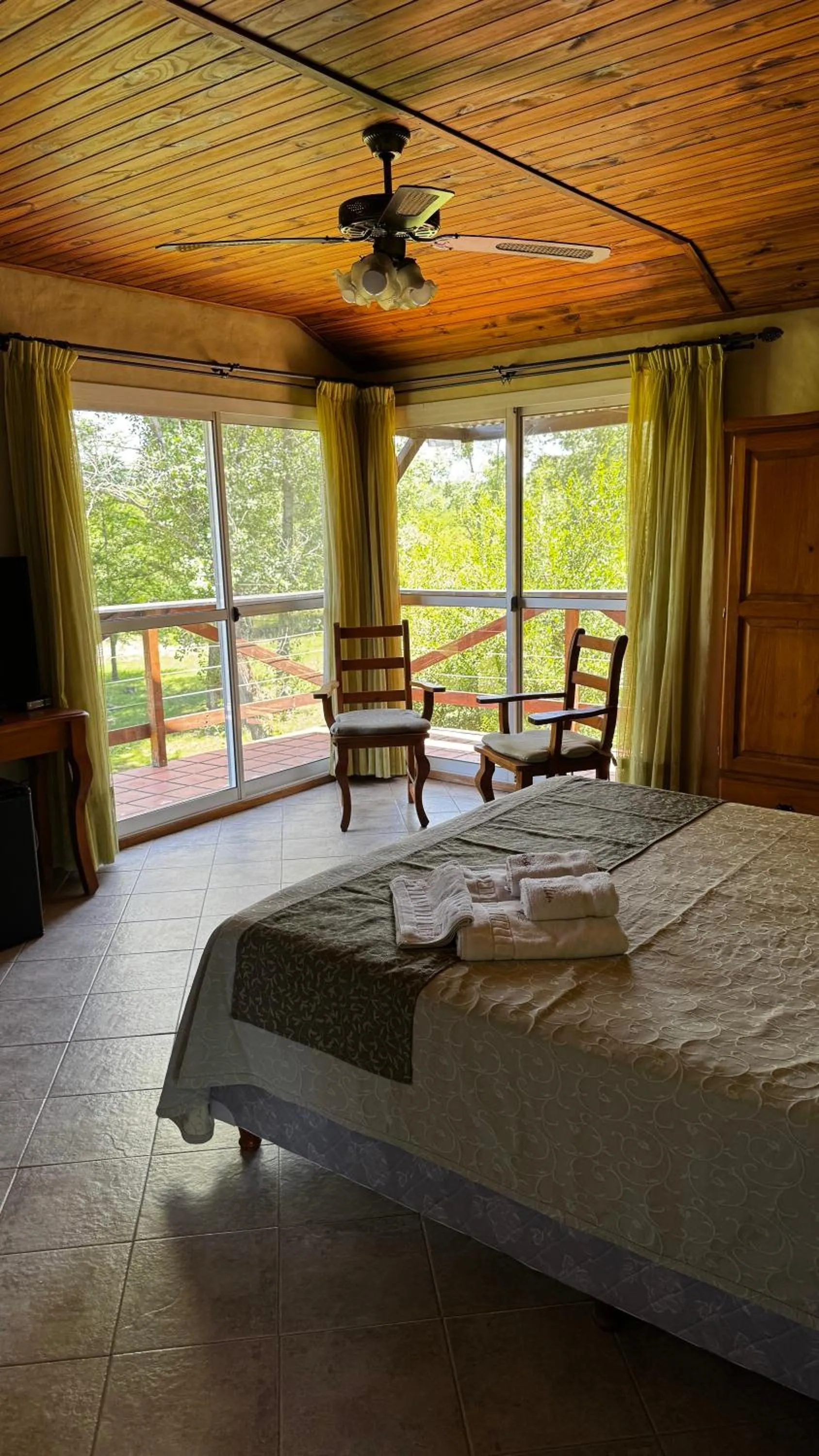 Photo of the whole room, Bed in Posada Quellen