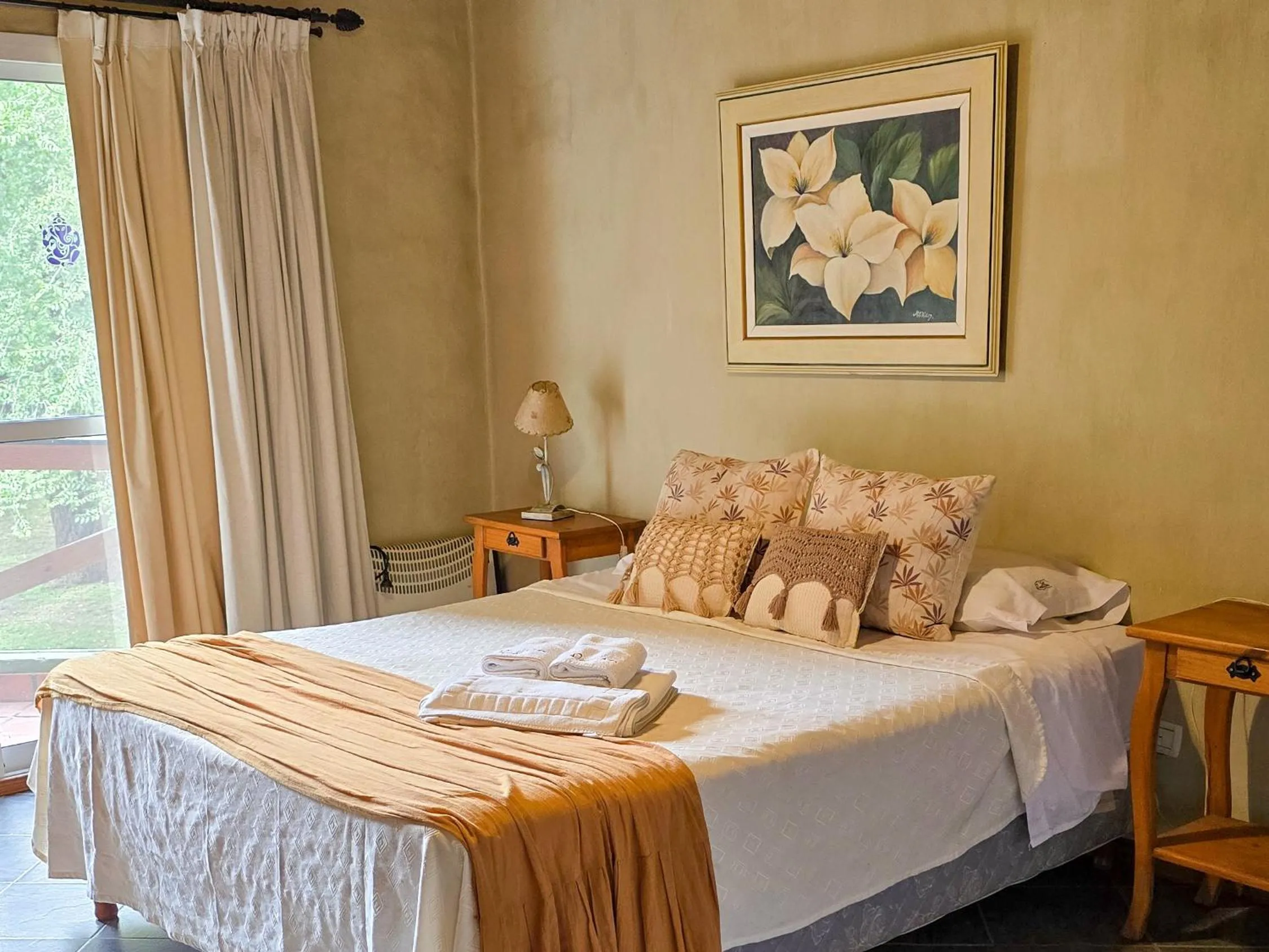 Photo of the whole room, Bed in Posada Quellen