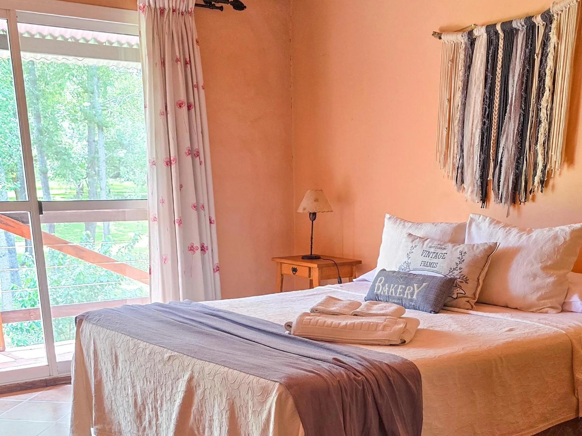 Photo of the whole room, Bed in Posada Quellen