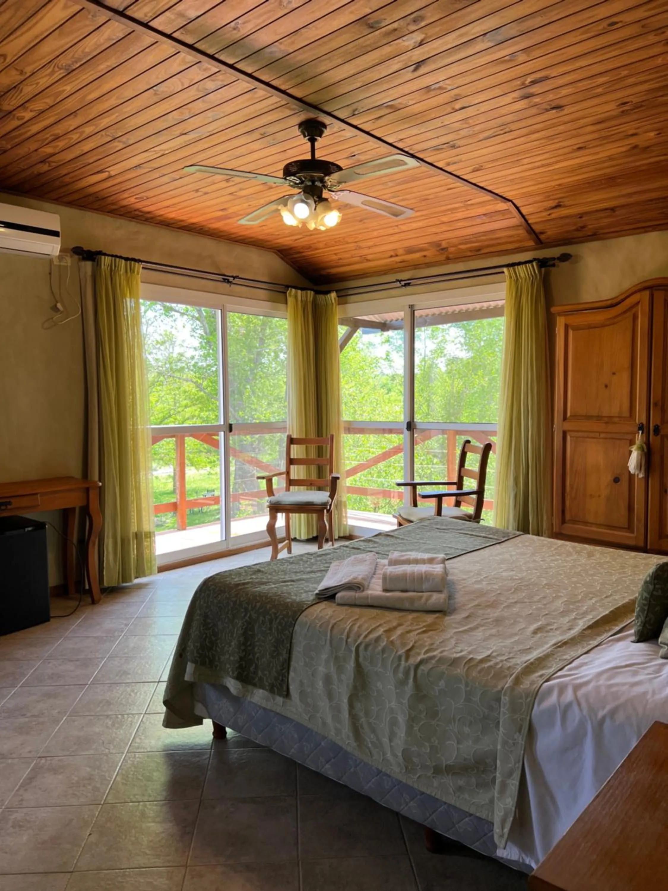 Photo of the whole room, Bed in Posada Quellen