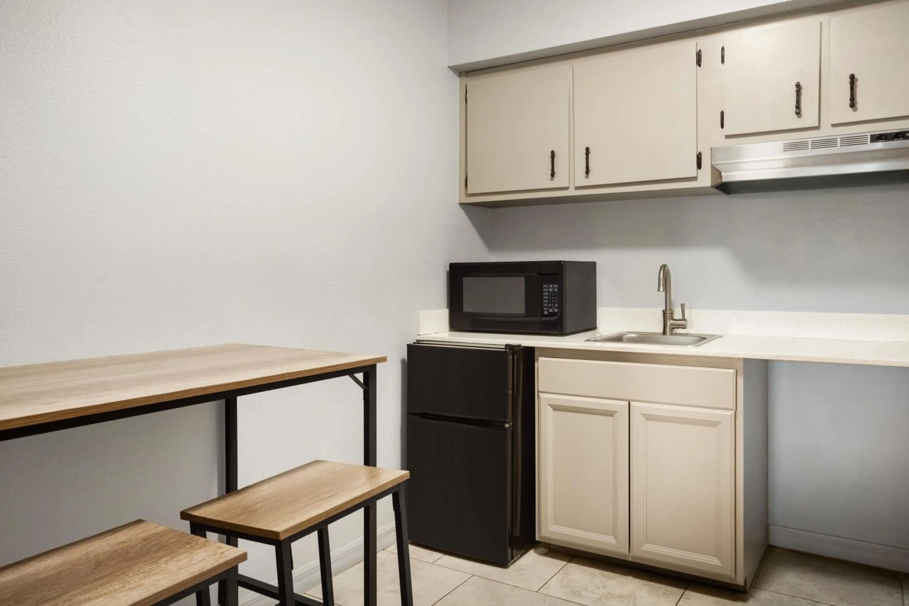 Kitchen or kitchenette in Home Inn & Suites