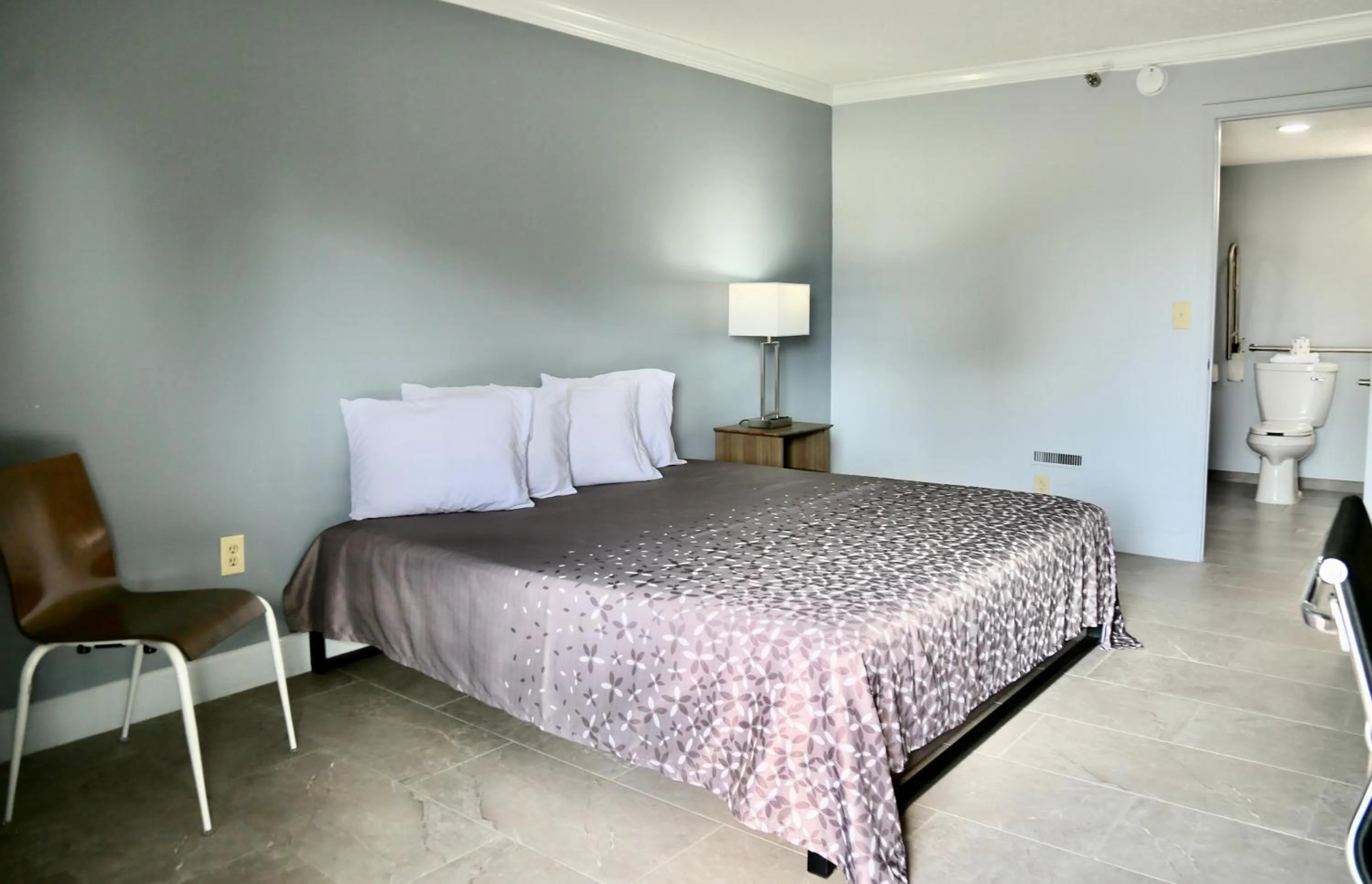 Bed in Home Inn & Suites