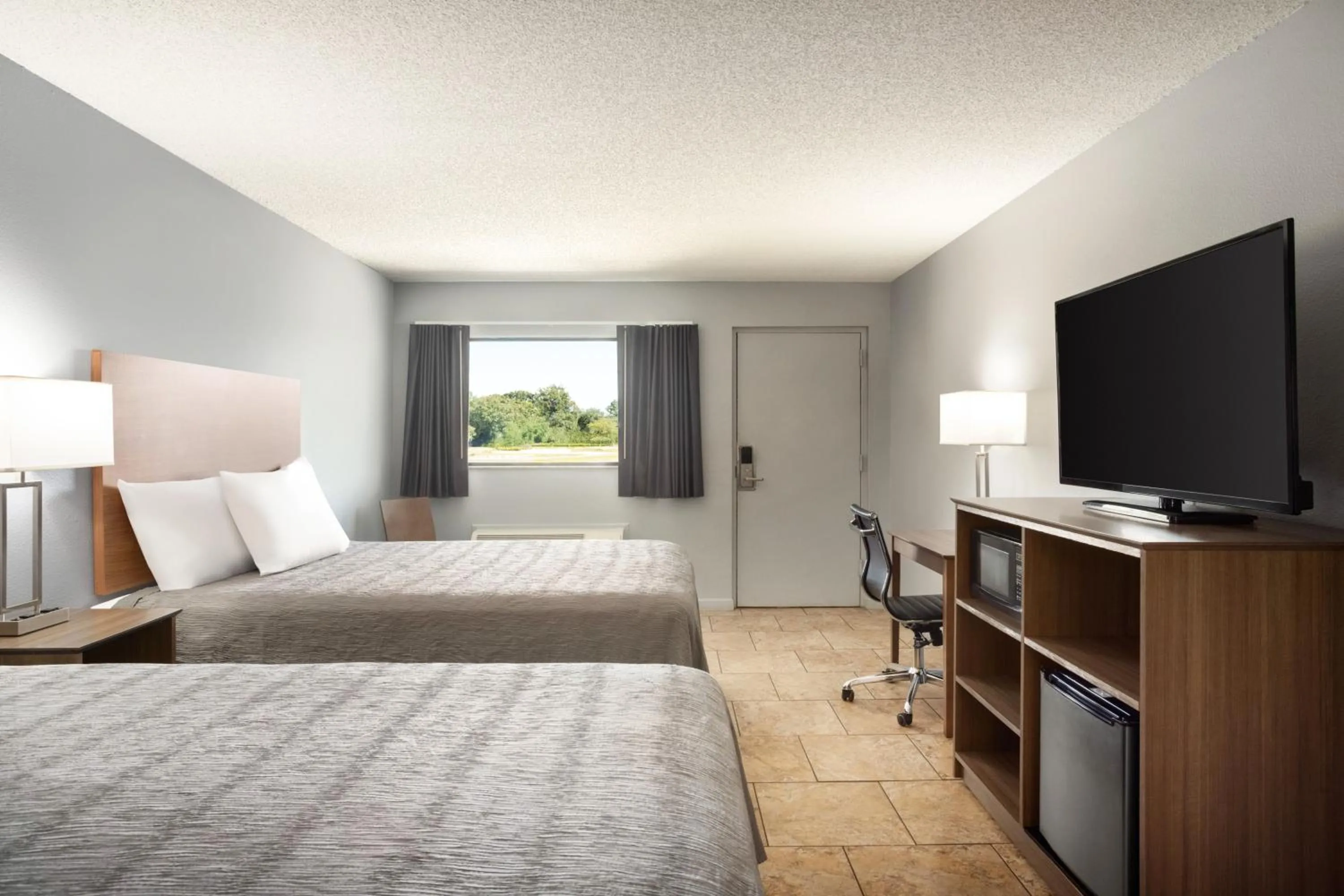 Photo of the whole room, Bed in Home Inn & Suites