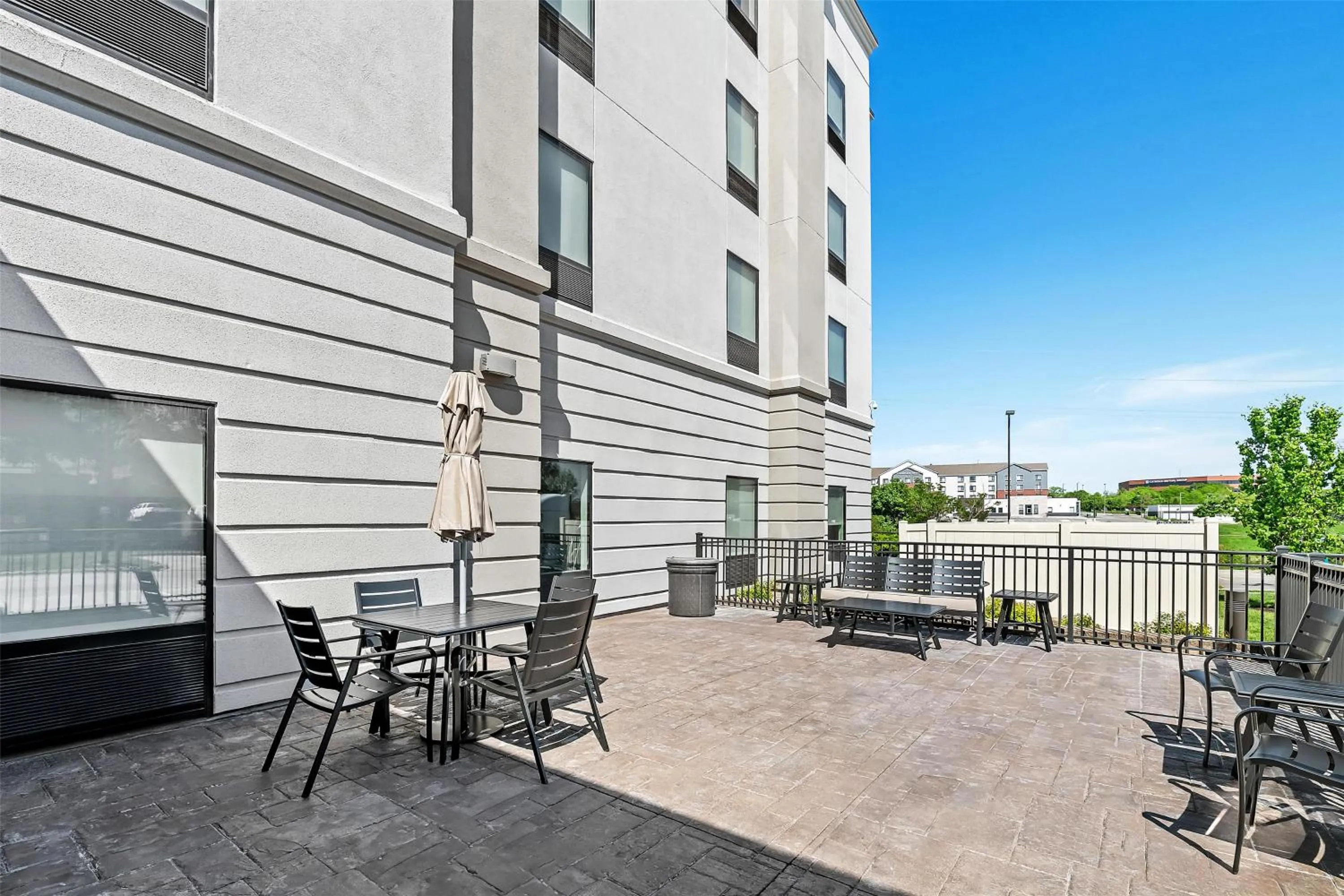 Inner courtyard view in Hampton Inn Omaha/West Dodge Road, Old Mill