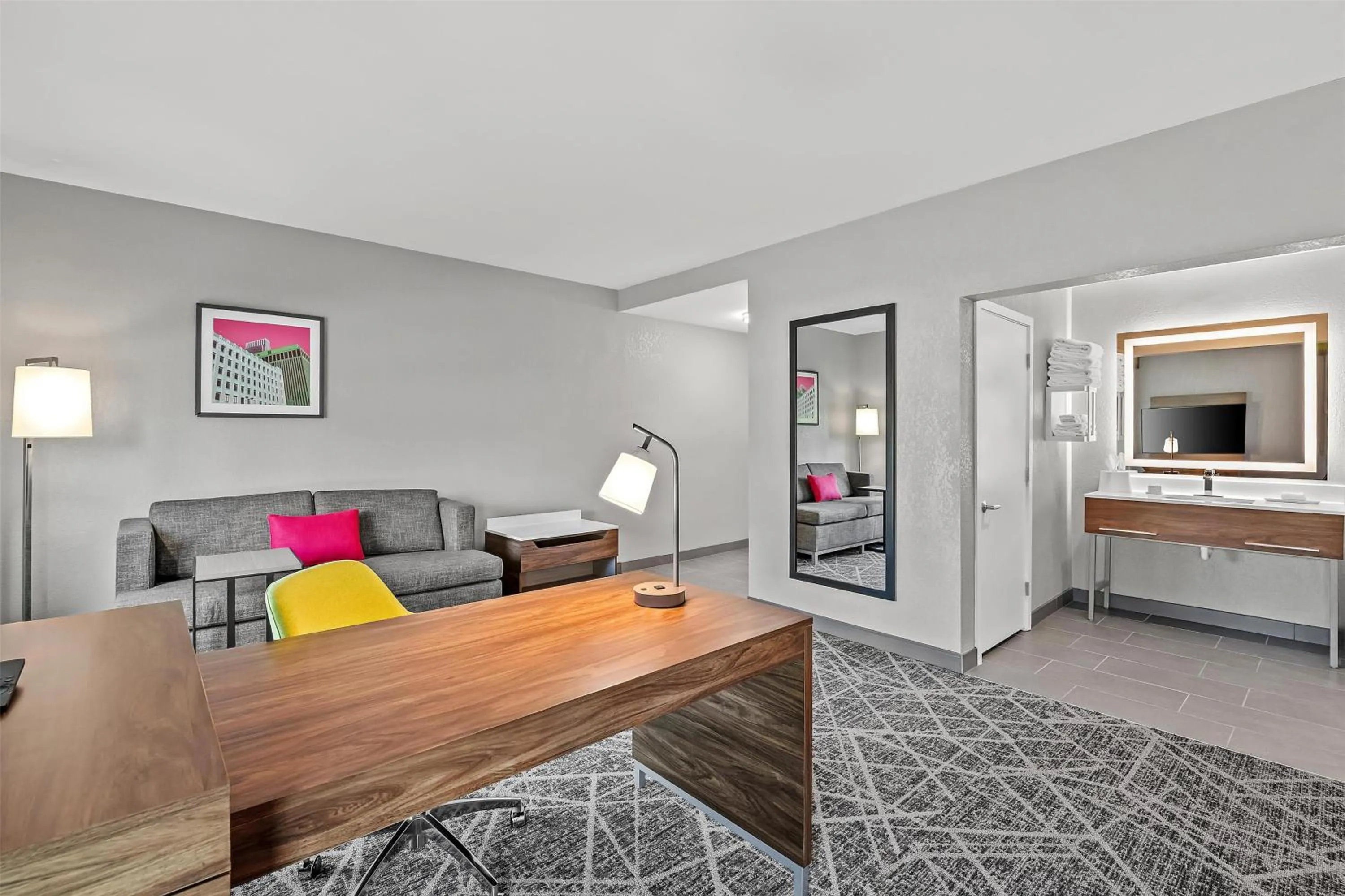 Living room, Bed in Hampton Inn Omaha/West Dodge Road, Old Mill