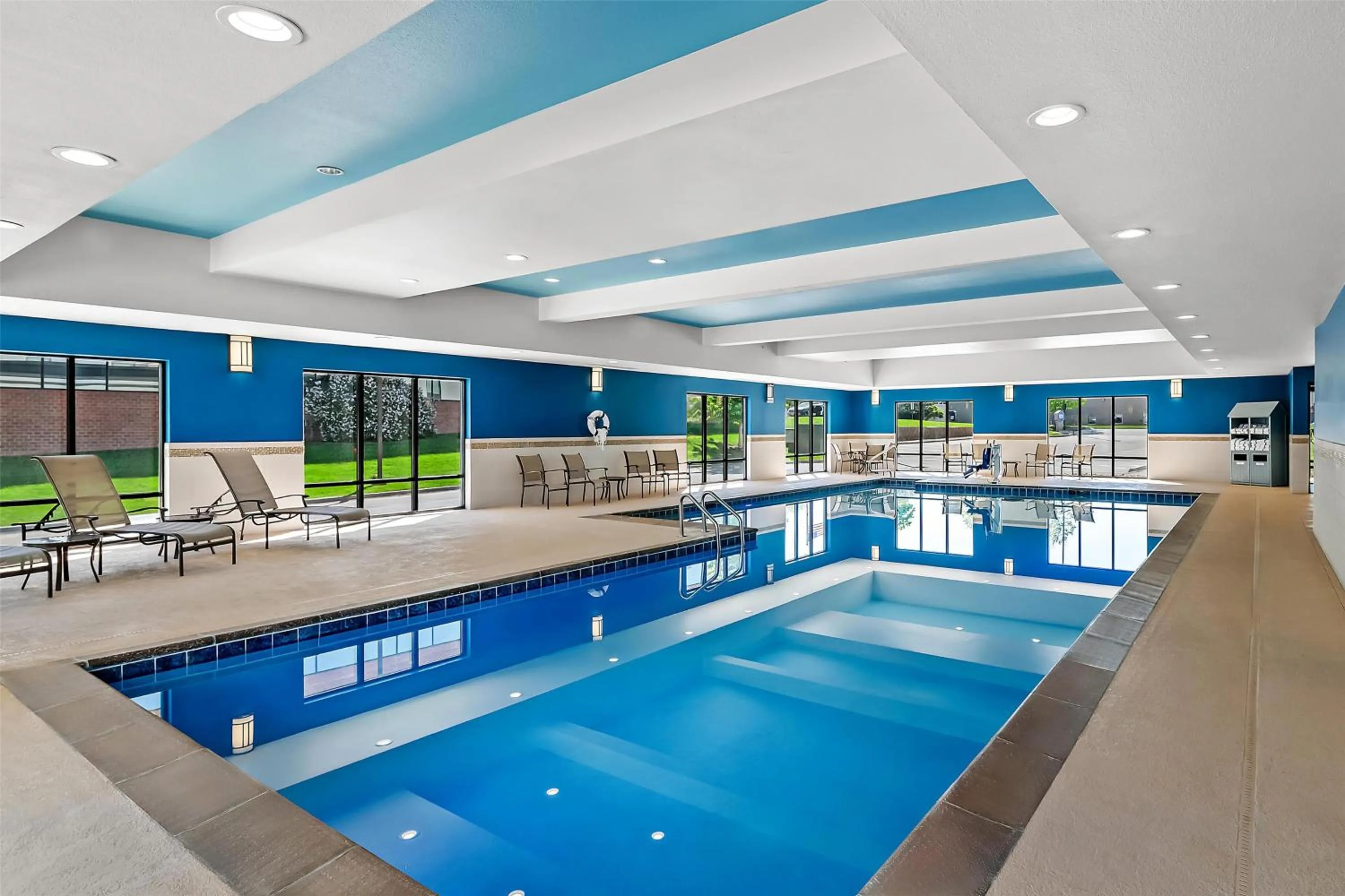 Pool view in Hampton Inn Omaha/West Dodge Road, Old Mill