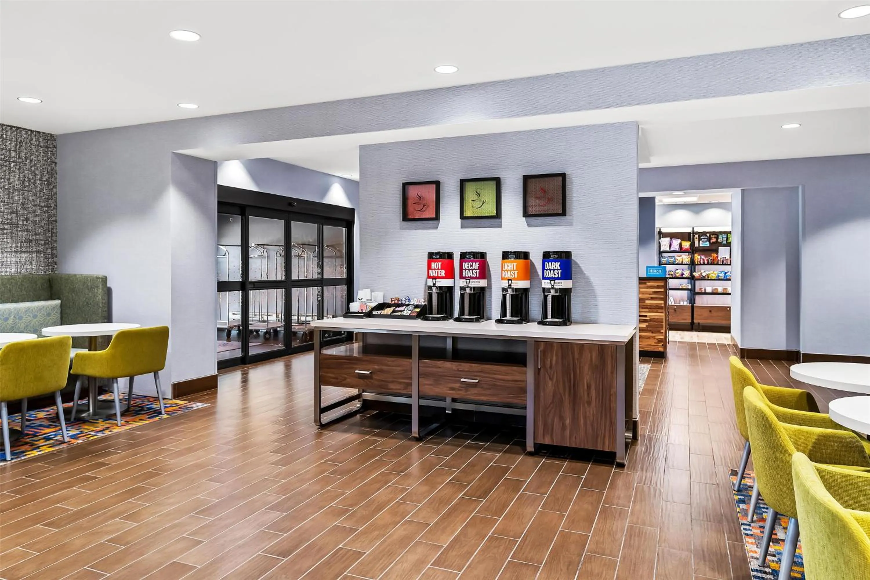 Breakfast in Hampton Inn Omaha/West Dodge Road, Old Mill