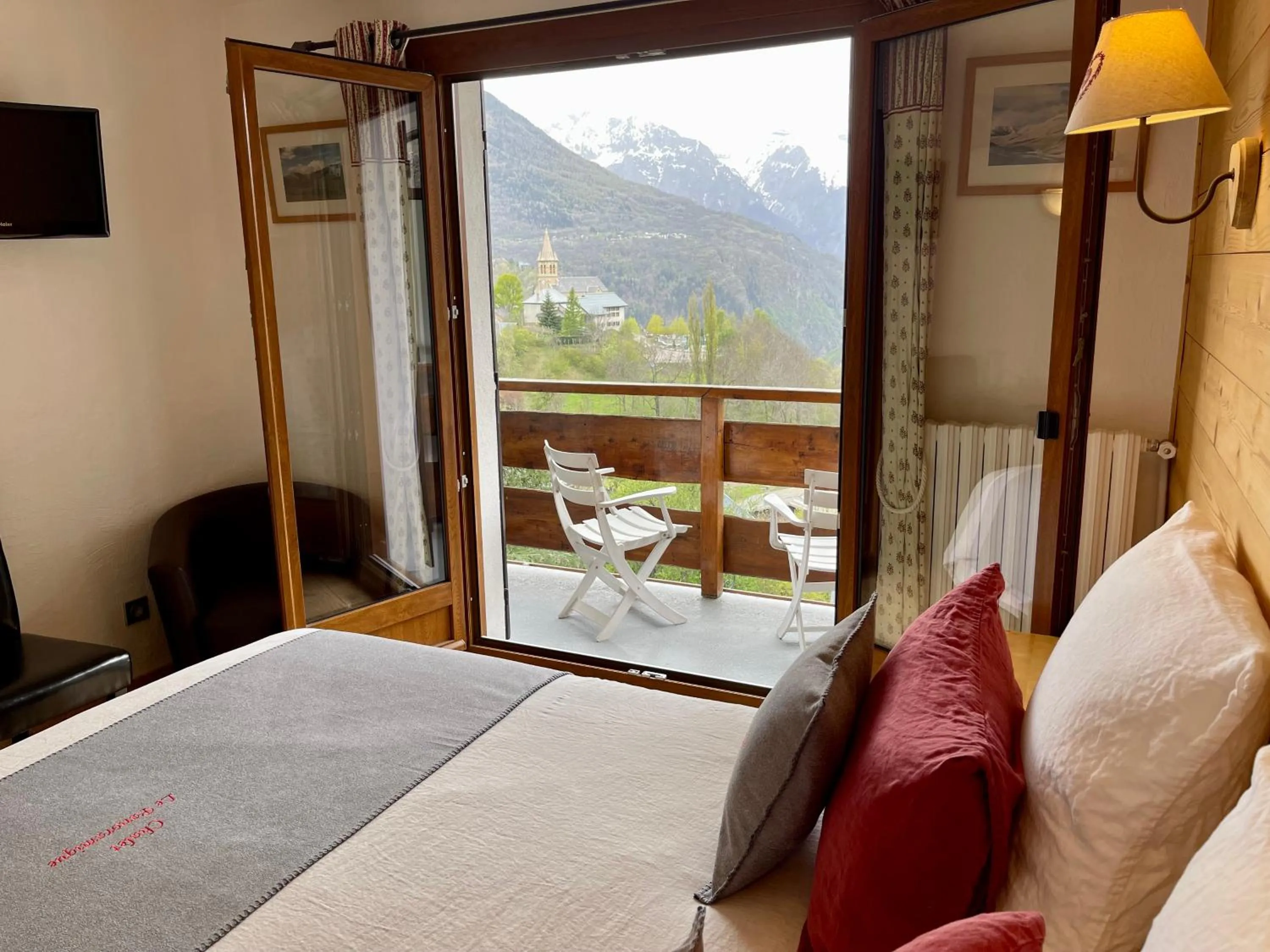 Bed in Hôtel Chalet Le Panoramique