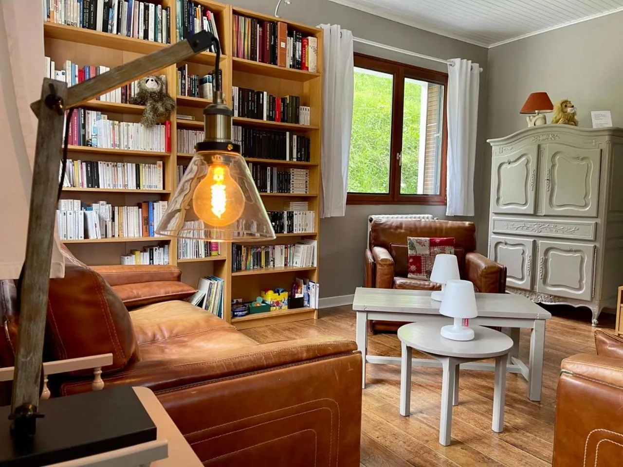 Communal lounge/ TV room in Hôtel Chalet Le Panoramique