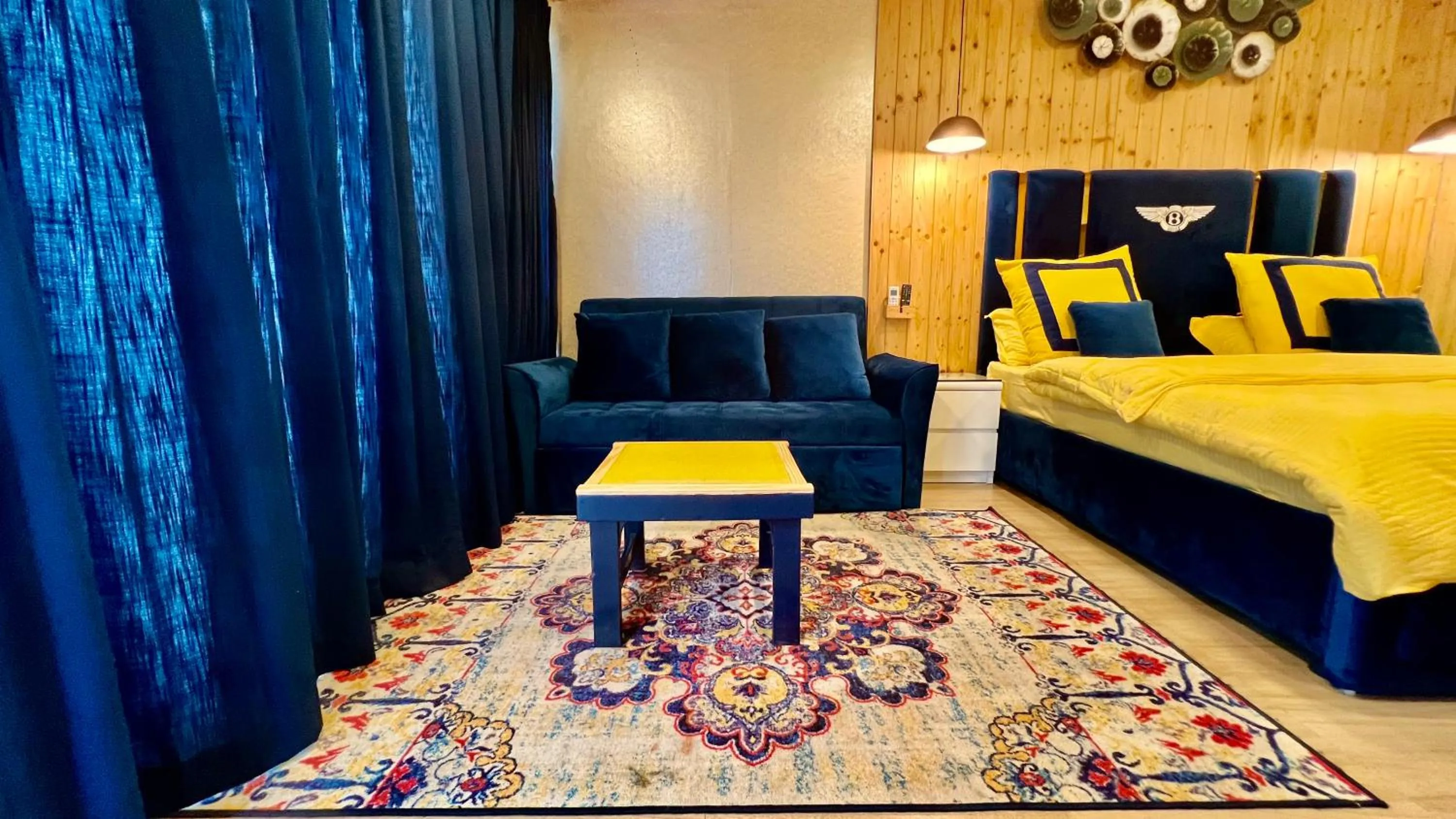 Seating area, Bed in Clarence Cottage