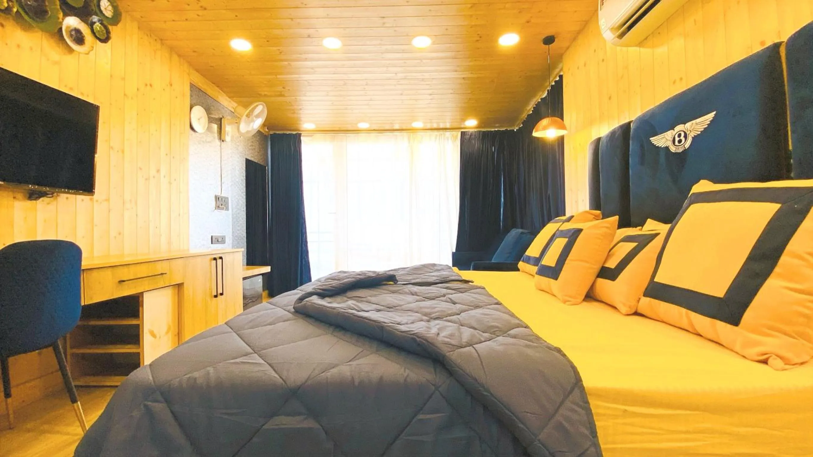 Bedroom, Bed in Clarence Cottage