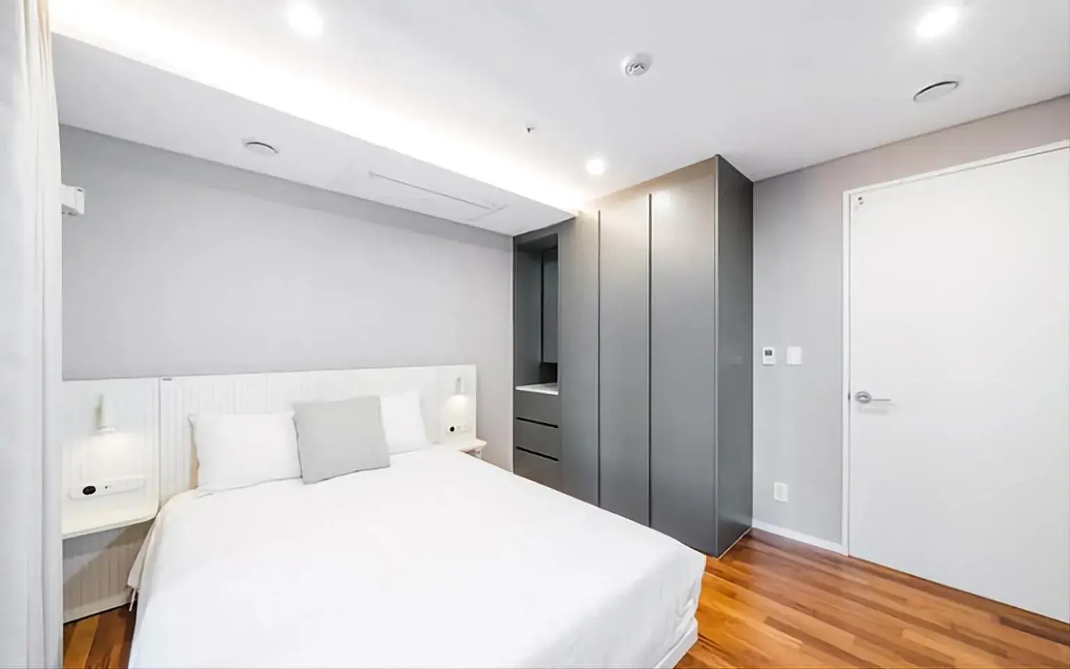 Bed in UH FLAT The SEOCHO Bed in UH FLAT The SEOCHO