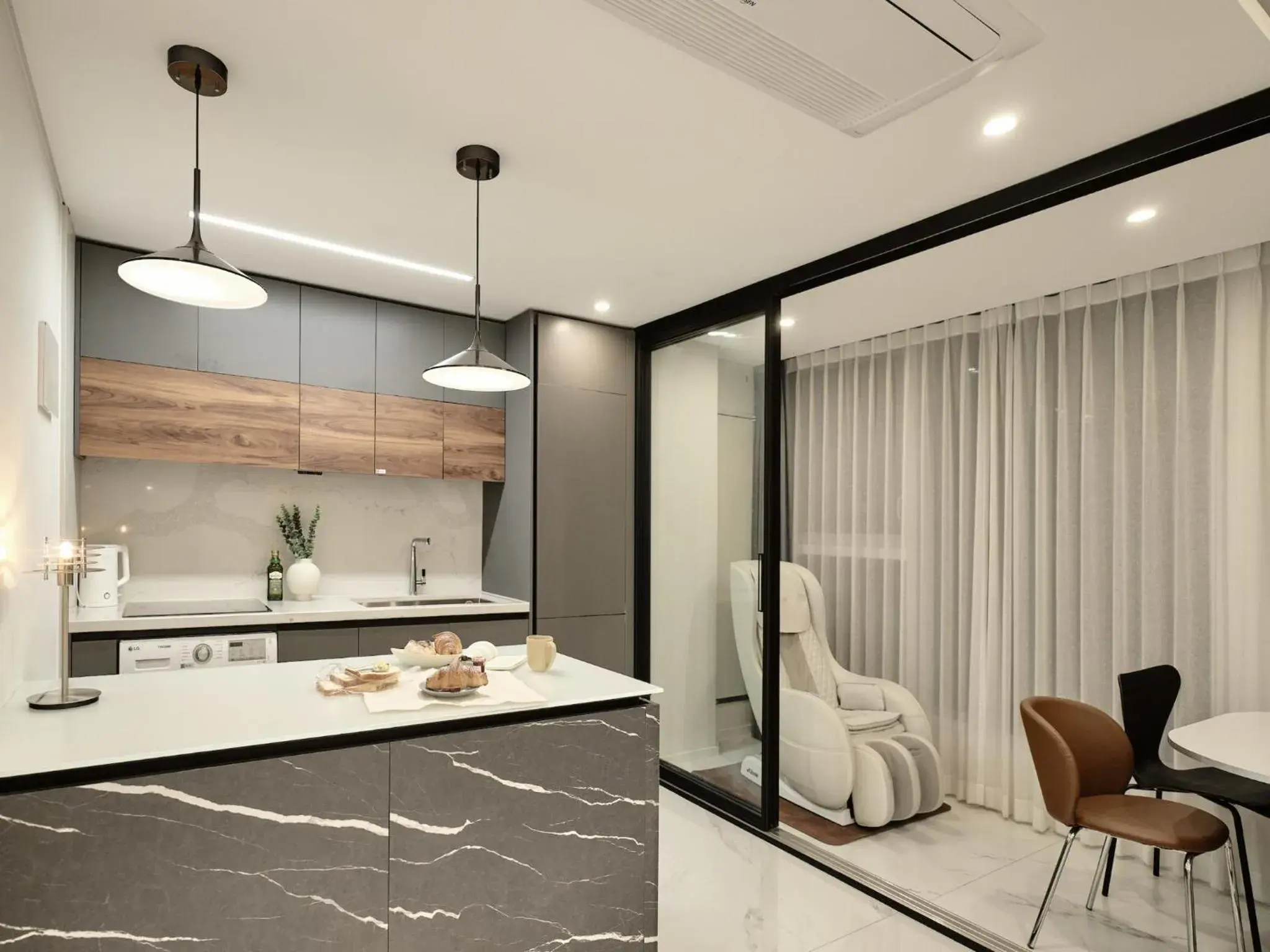 UH FLAT The SEOCHO UH FLAT The SEOCHO