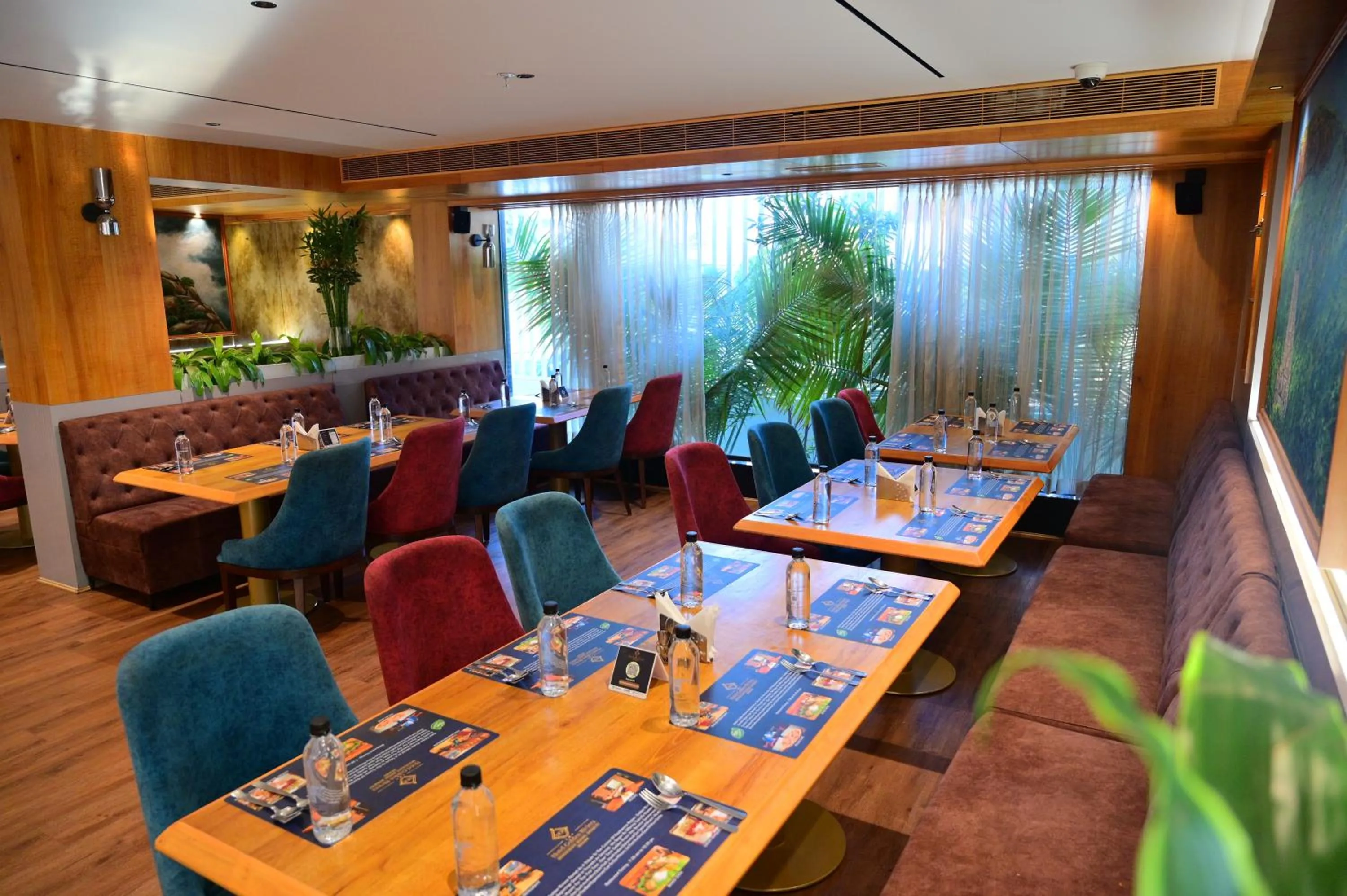 Restaurant/places to eat in Hotel Golden Riviera