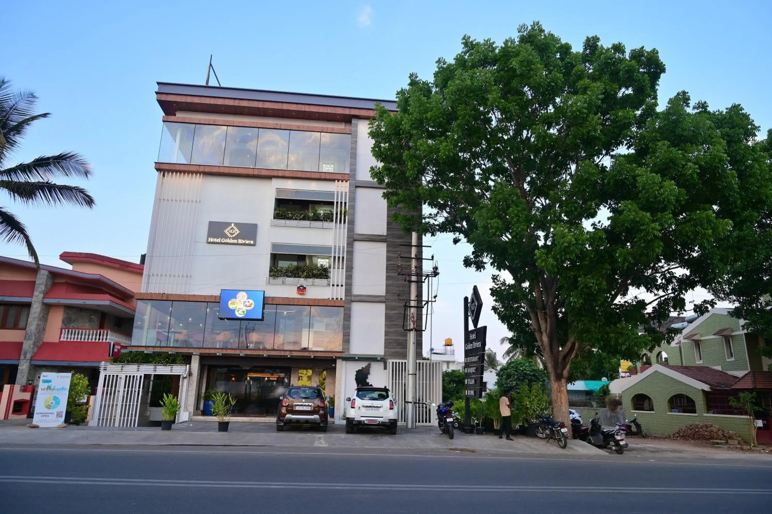 Property building in Hotel Golden Riviera Property building in Hotel Golden Riviera