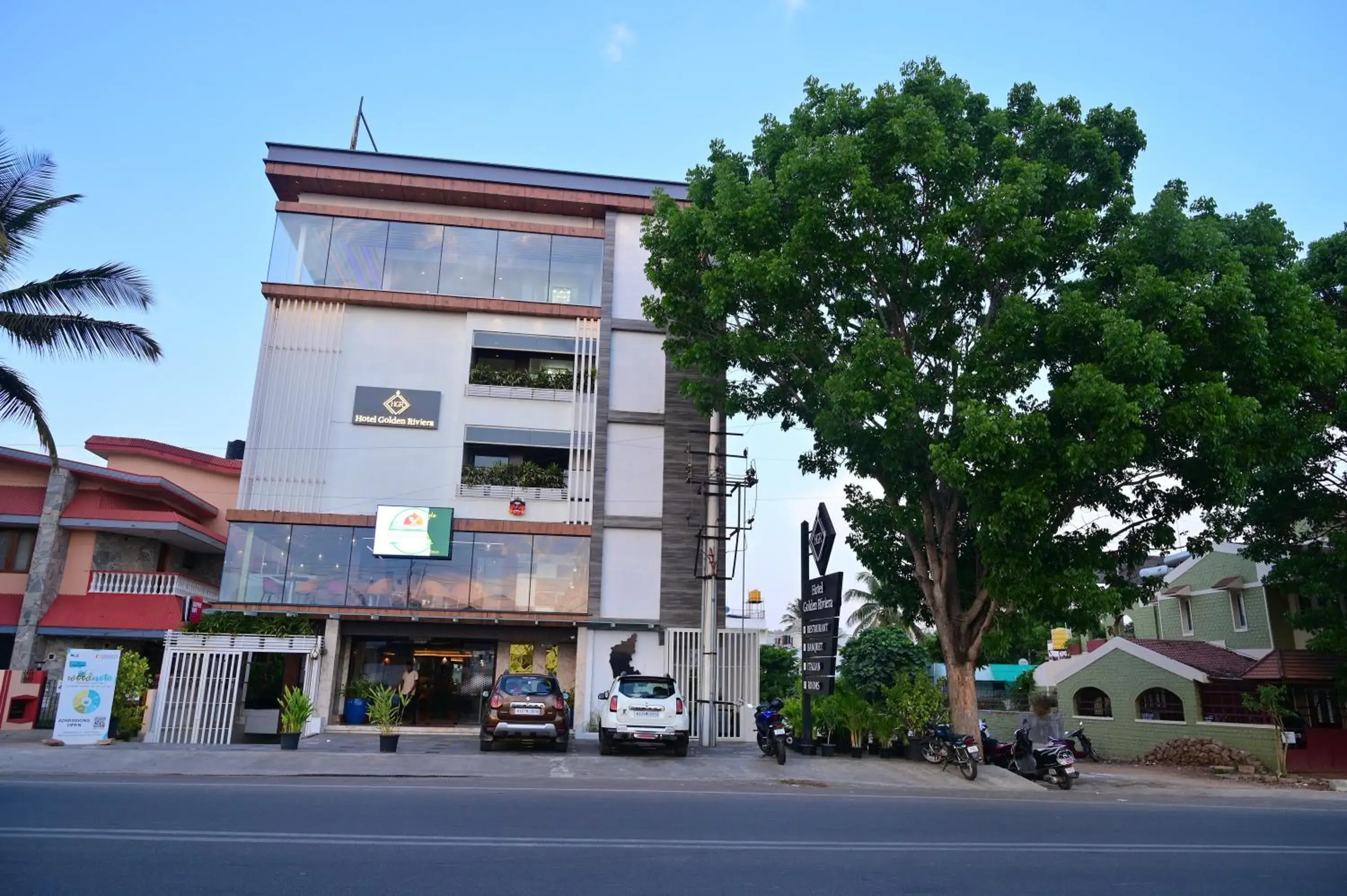 Property building in Hotel Golden Riviera Property building in Hotel Golden Riviera