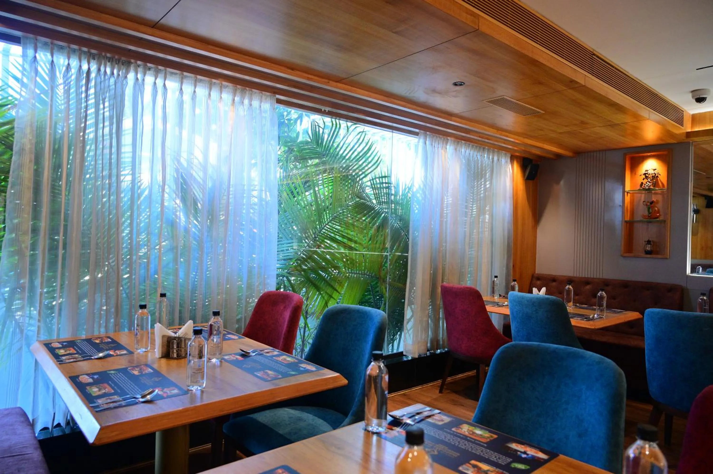 Restaurant/places to eat in Hotel Golden Riviera