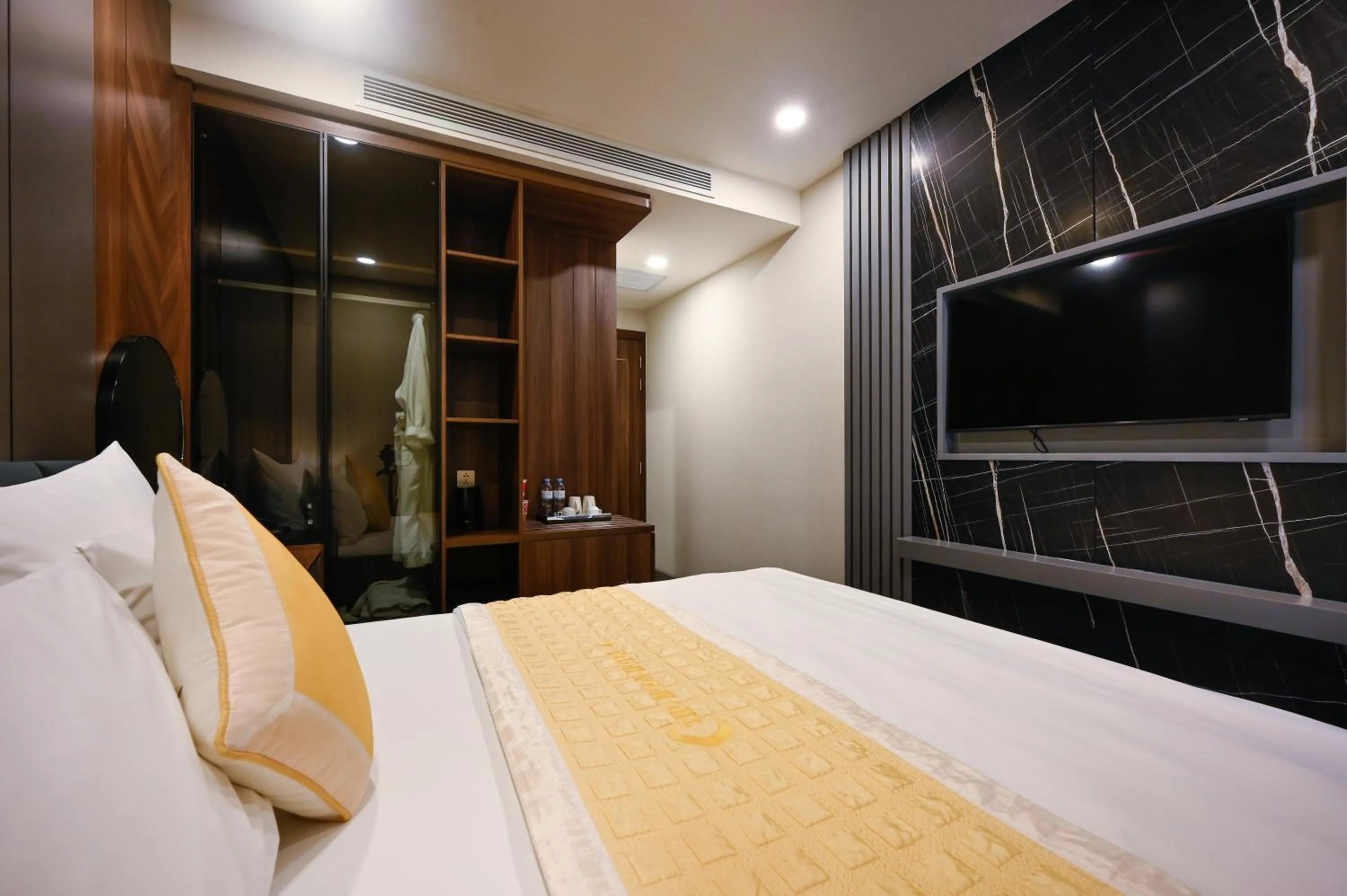 Communal lounge/ TV room, Bed in The Moon 2 Hotel