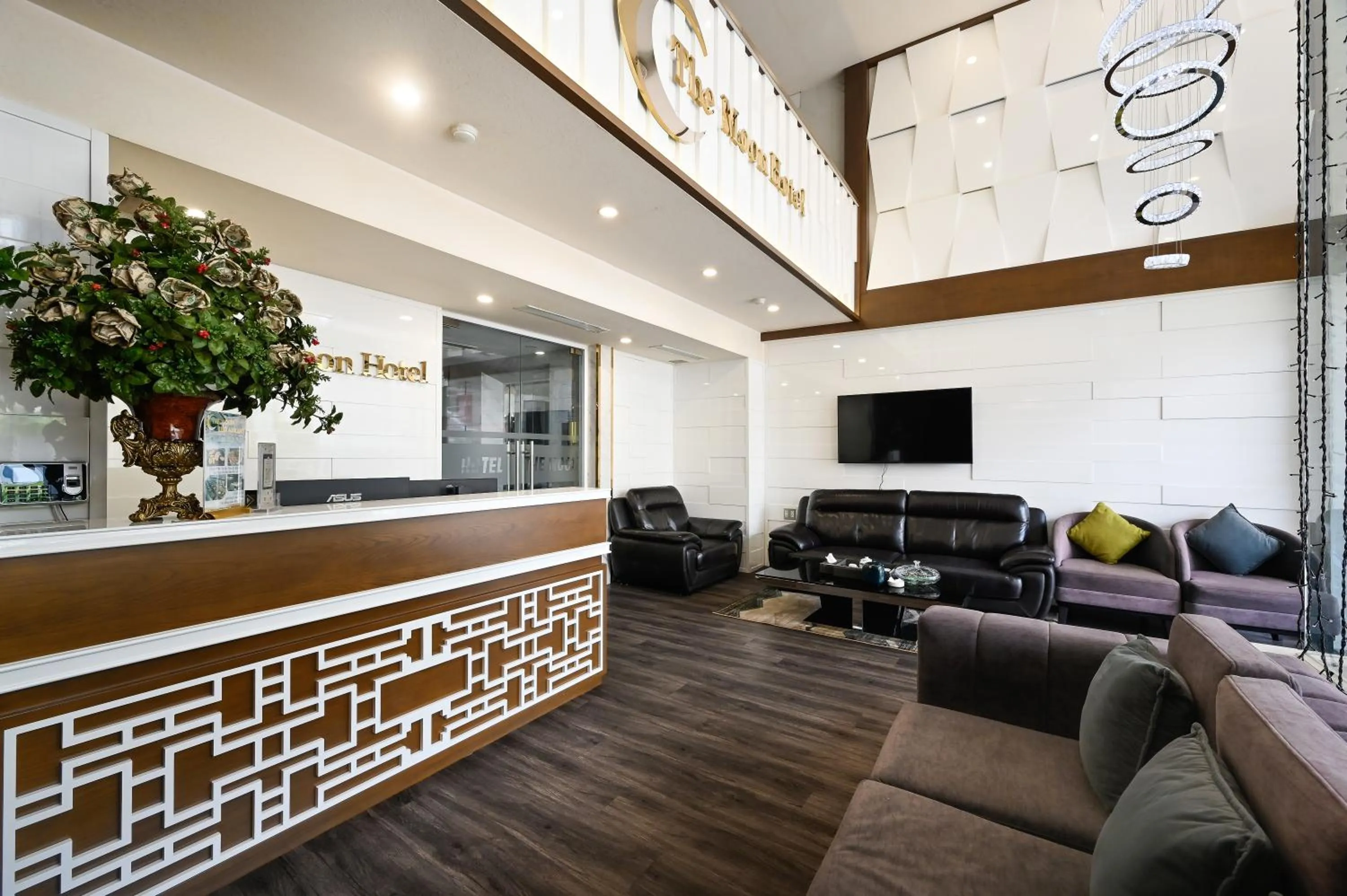 Lobby or reception in The Moon 2 Hotel