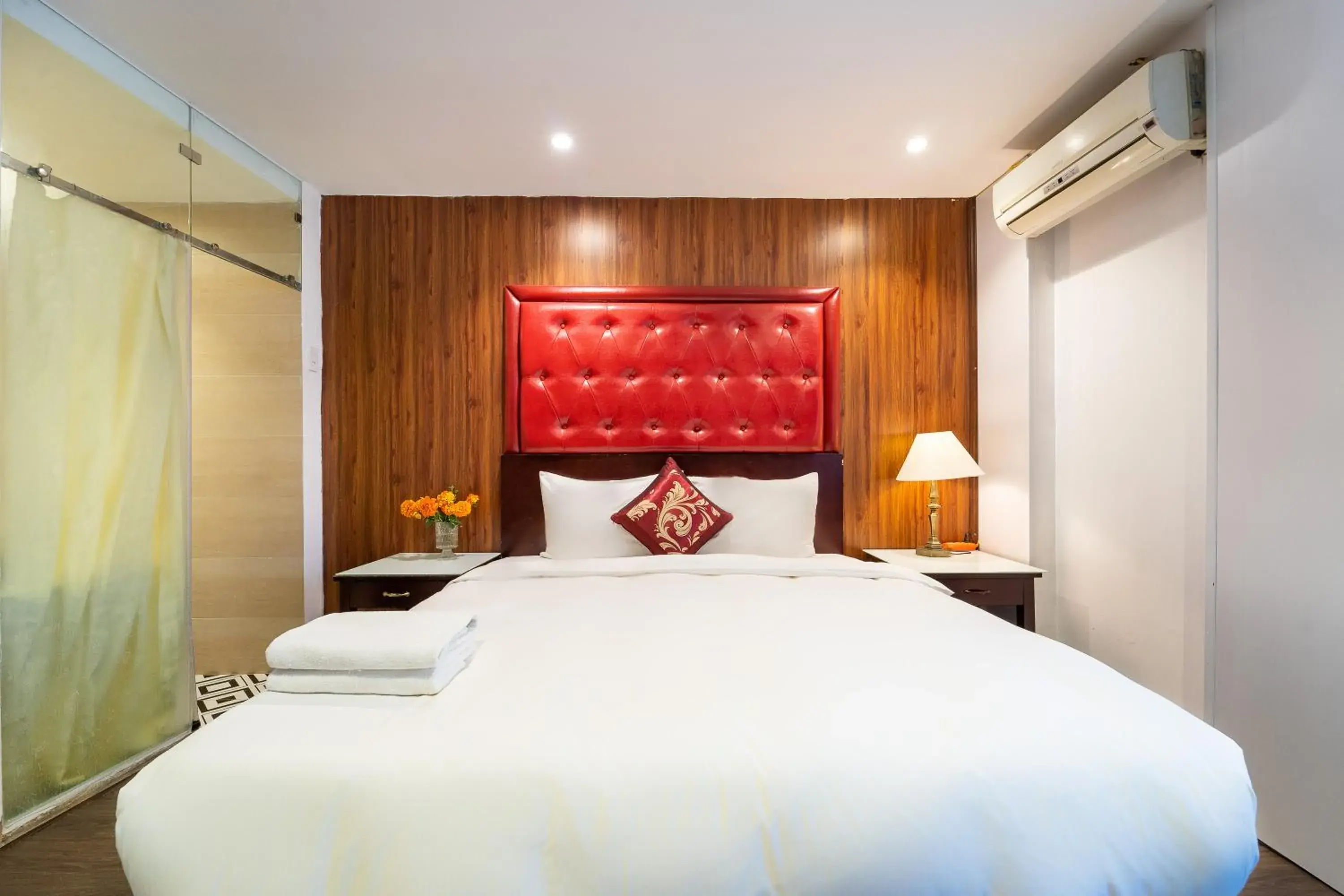 Photo of the whole room, Bed in Ha Noi Memory Central Hotel And Spa Photo of the whole room, Bed in Ha Noi Memory Central Hotel And Spa