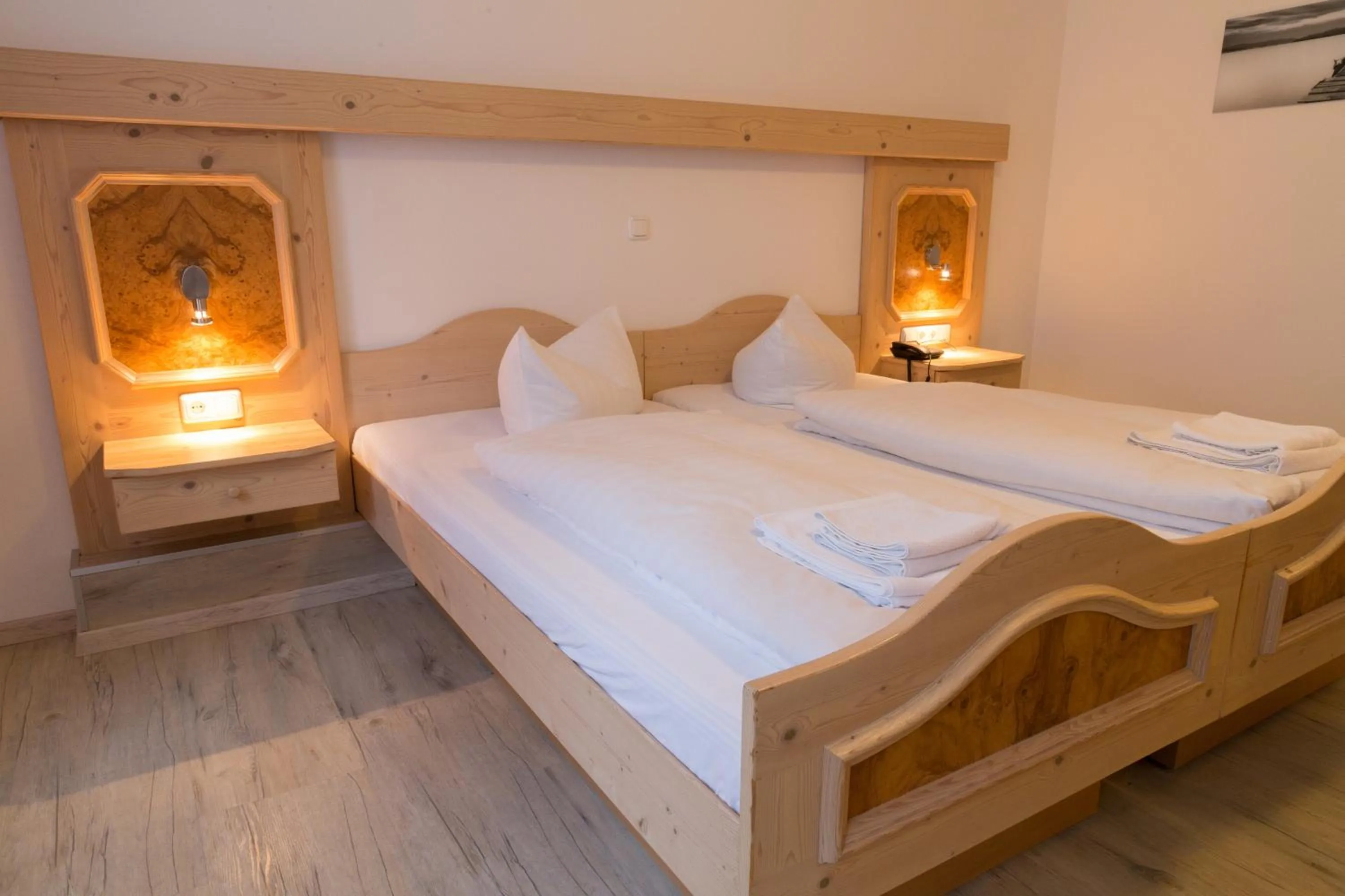 Shower, Bed in Hotel Krone