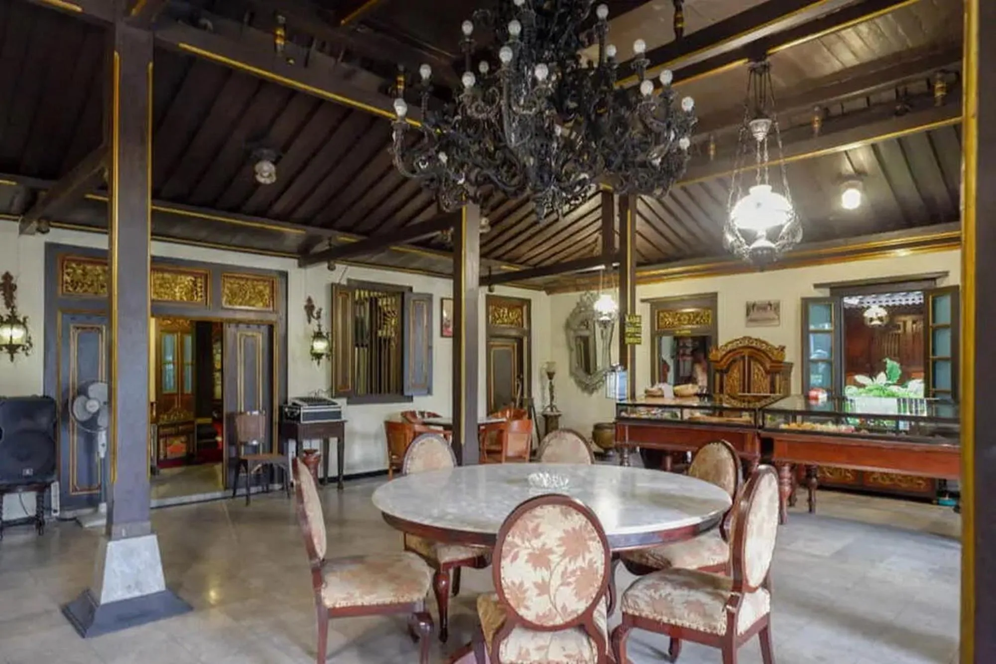 Seating area in Cakra Homestay Solo Mitra RedDoorz