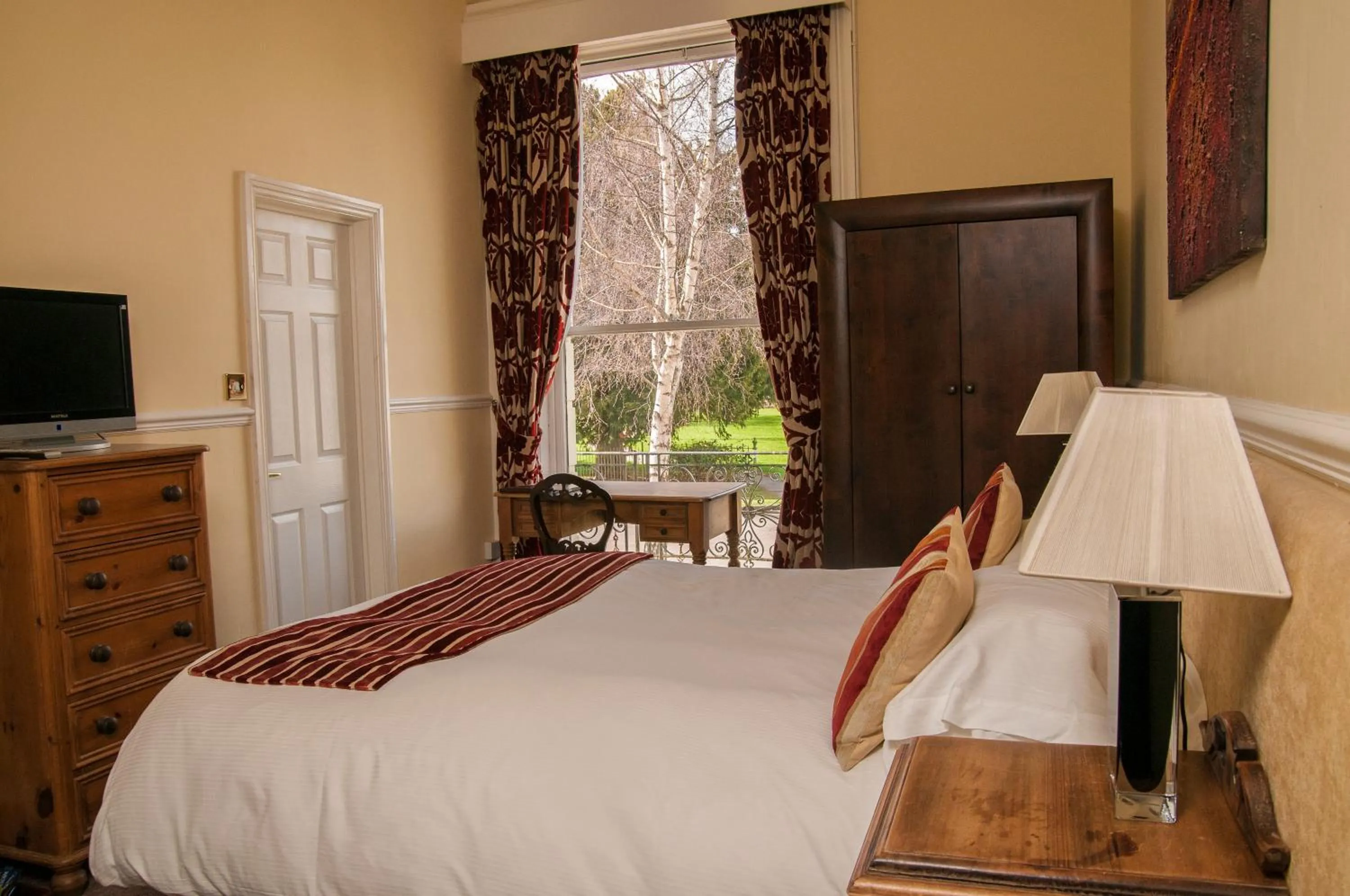 Photo of the whole room, Bed in Clarence Court Hotel