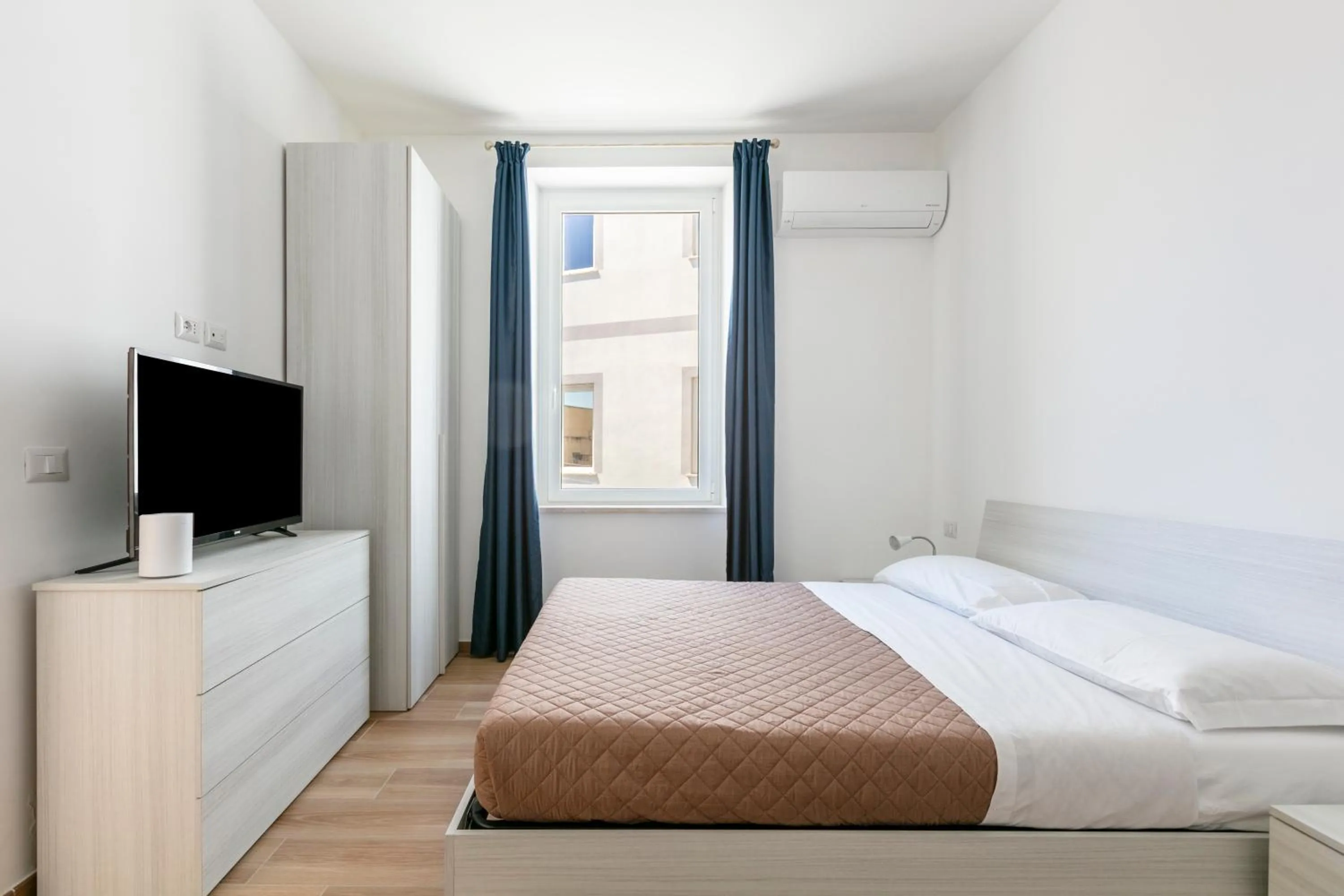 Photo of the whole room, Bed in Residence Torvaianica