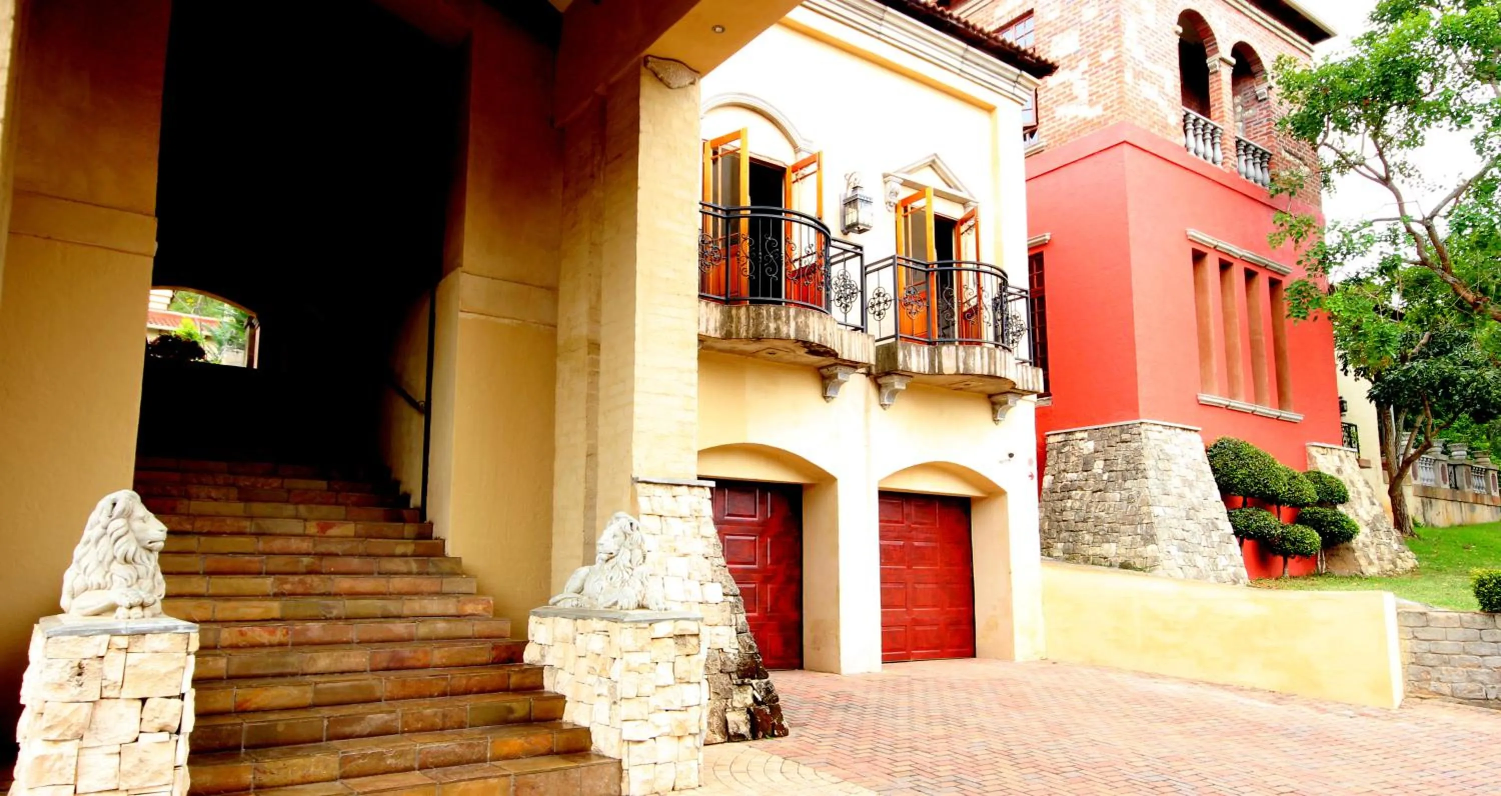 Facade/entrance in La Villa Vita