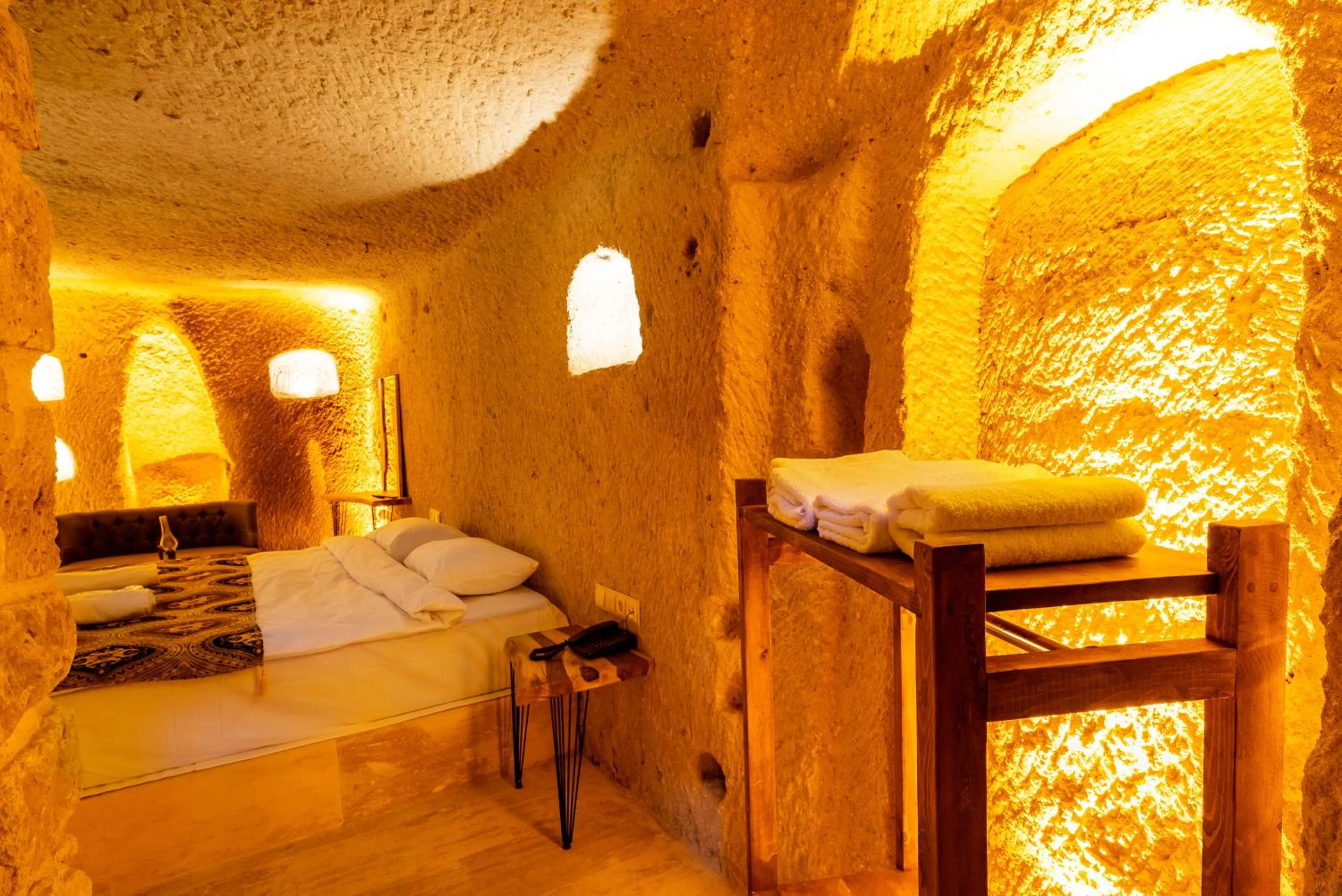 Photo of the whole room, Bed in Cappadocia Snora Cave