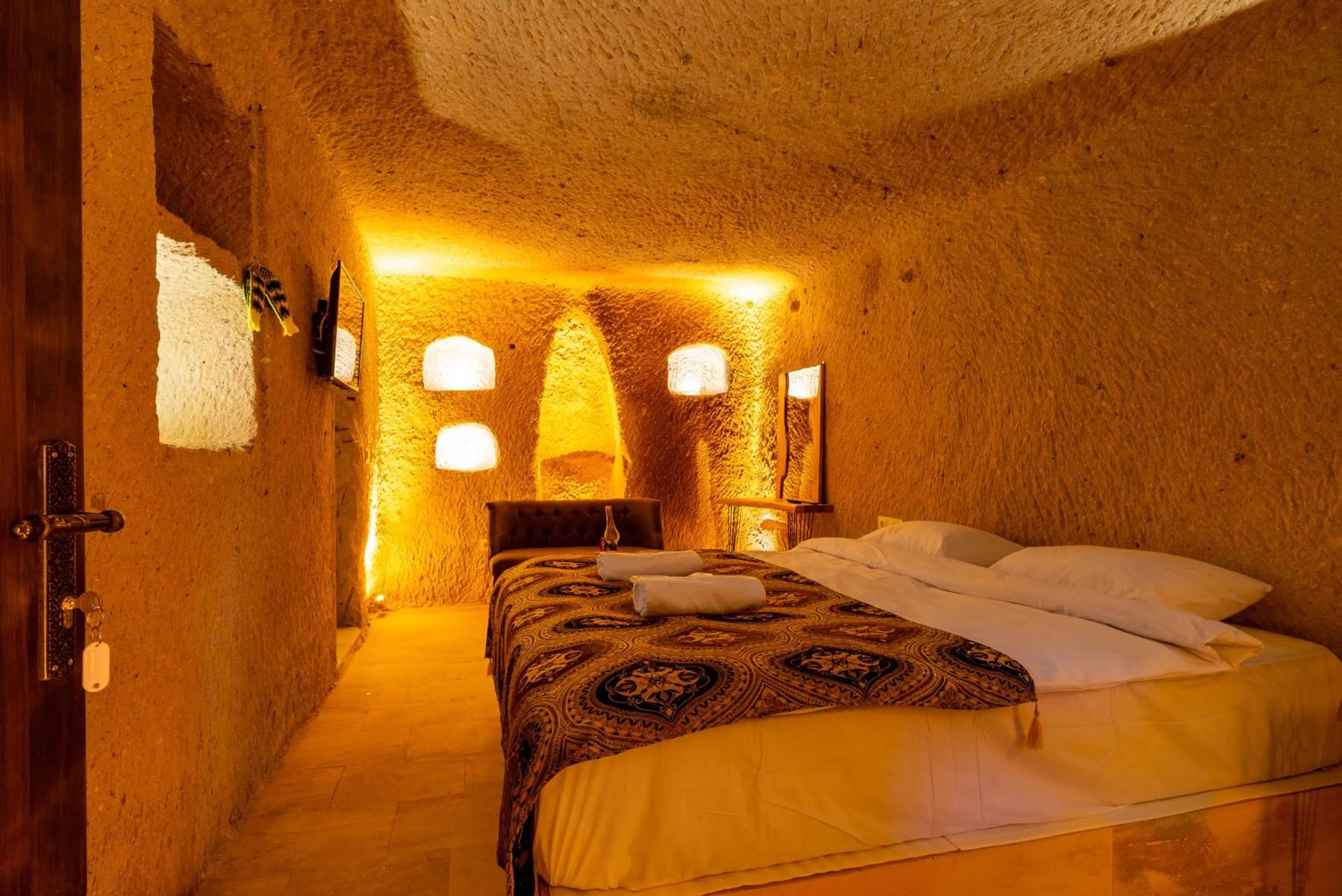 Photo of the whole room, Bed in Cappadocia Snora Cave