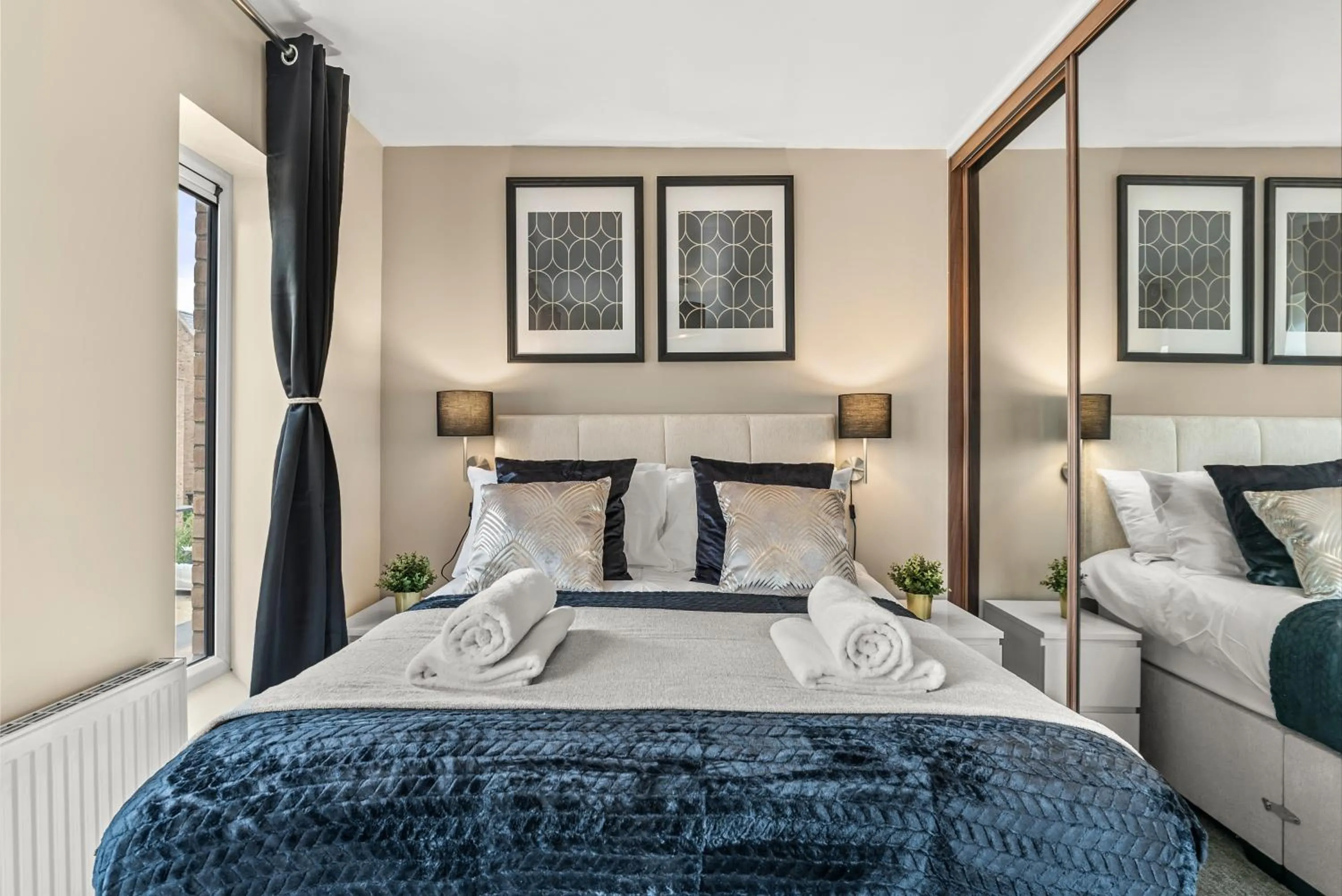 Sleek and Stylish 2 Bed with Garden and Parking